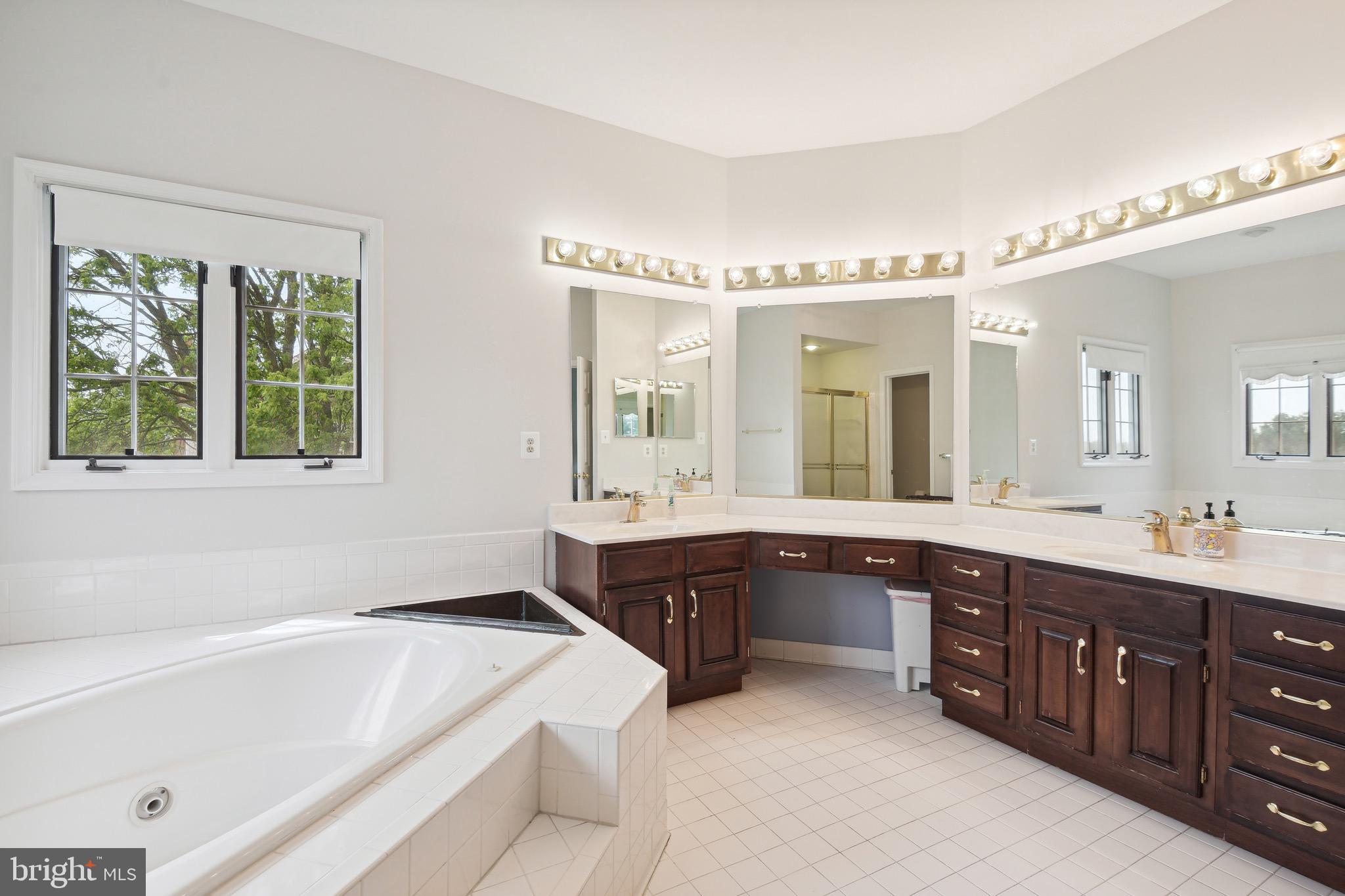 HUNTING HILLS WOODS - Residential