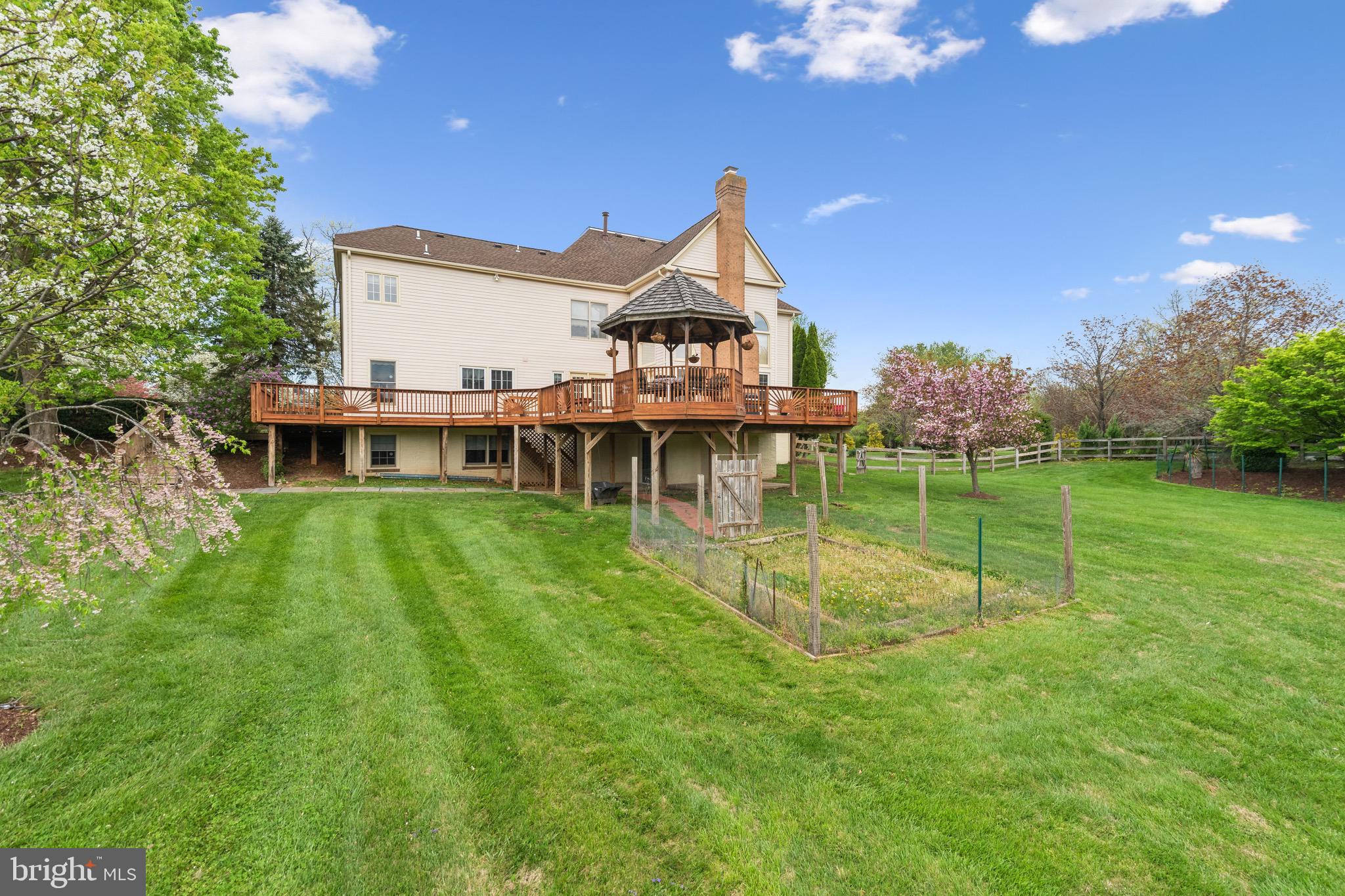 HUNTING HILLS WOODS - Residential