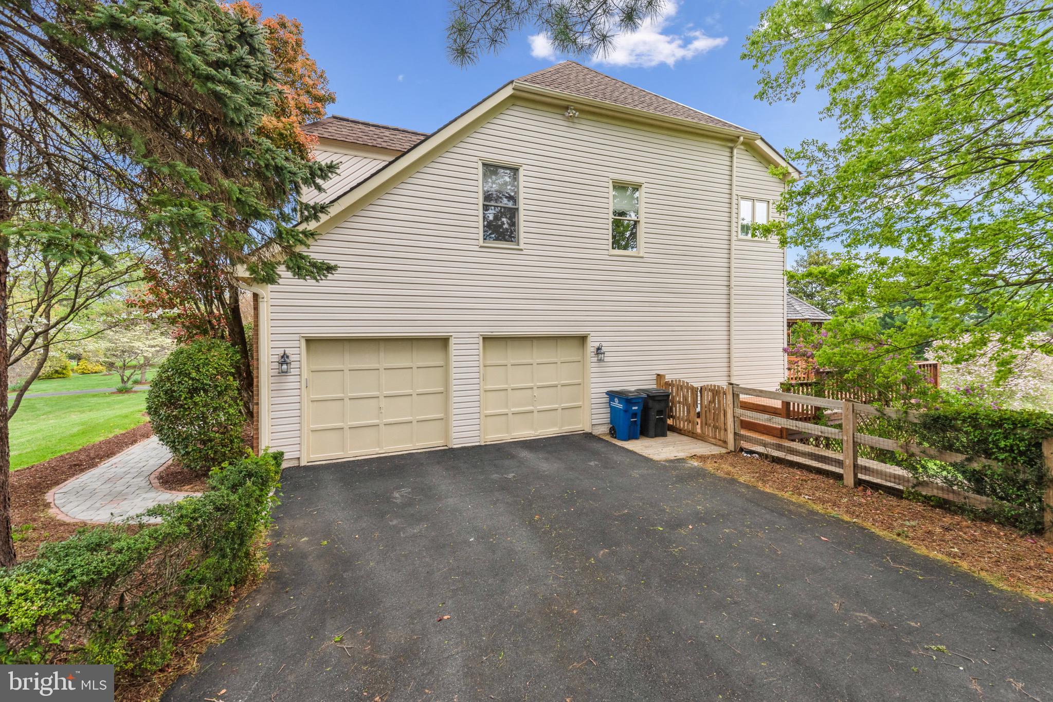 HUNTING HILLS WOODS - Residential