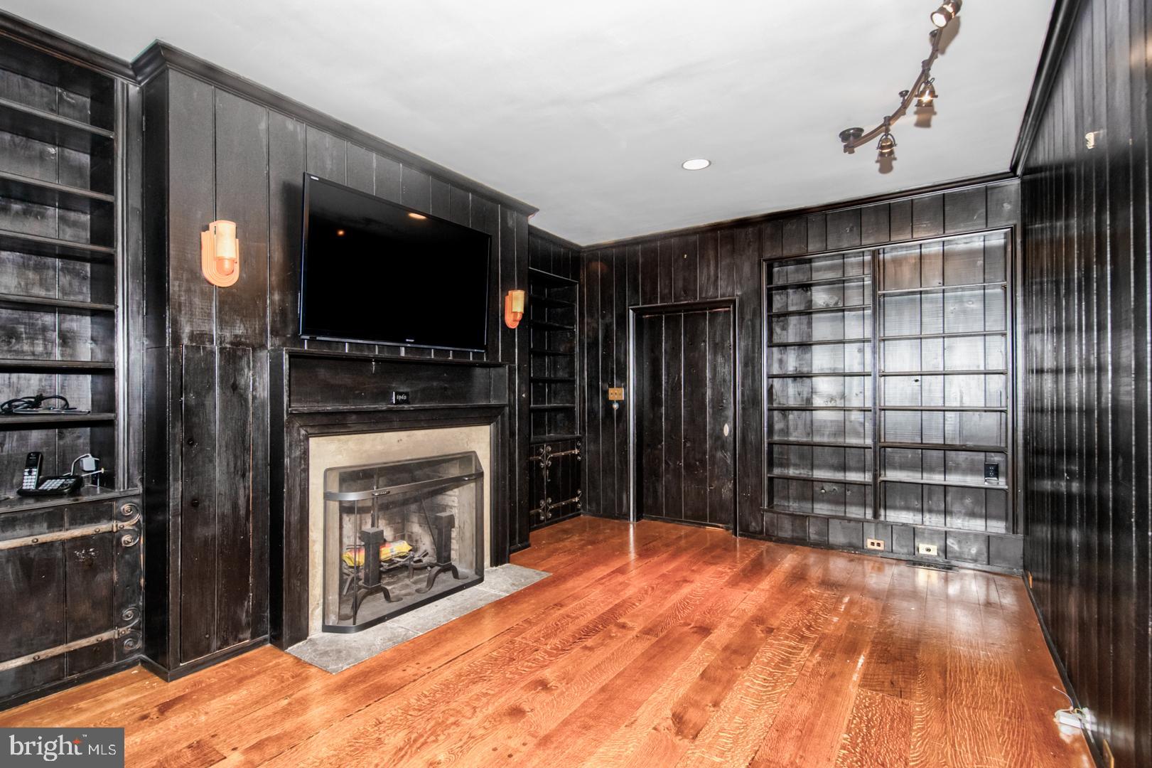 CHESTNUT HILL - Residential