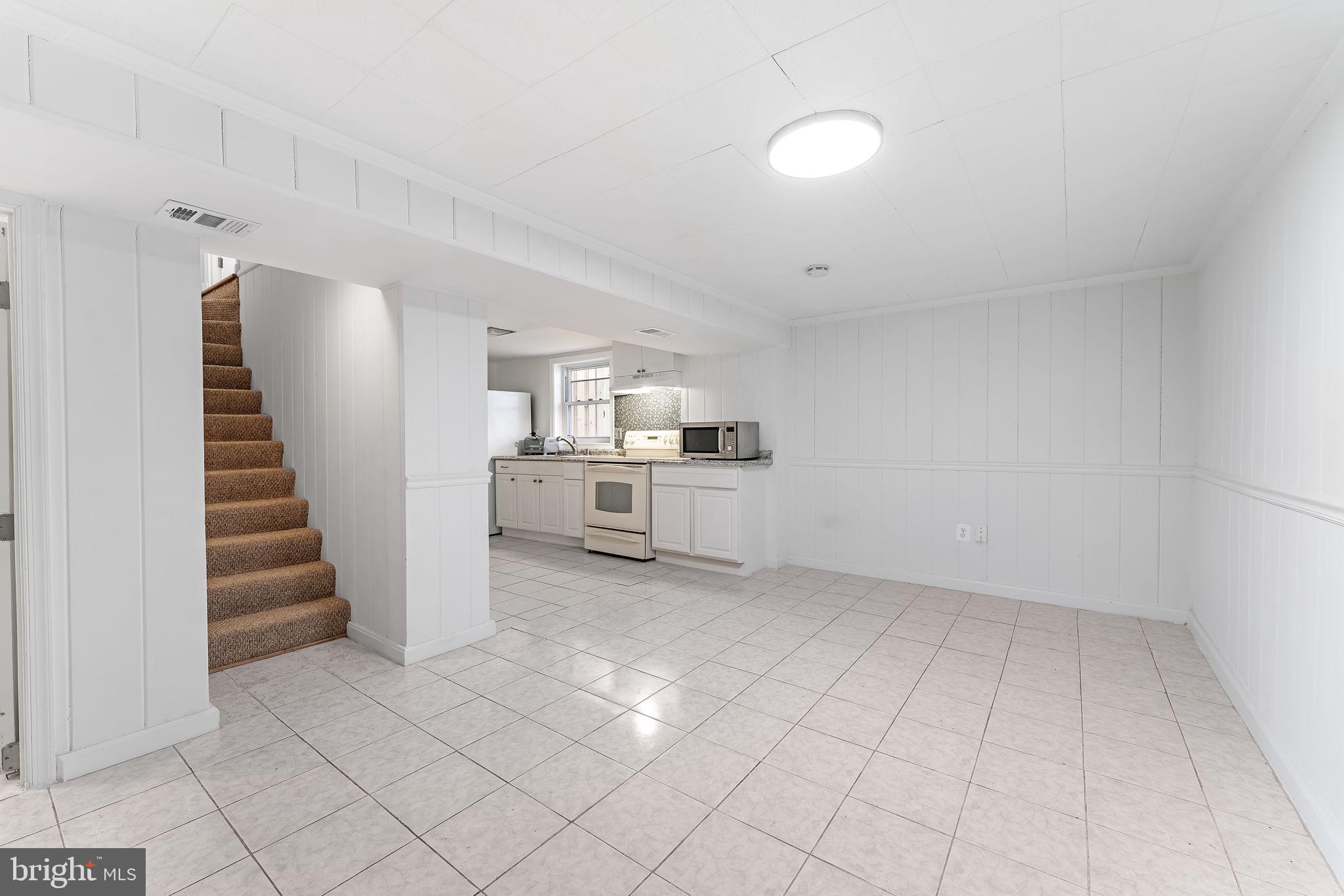 MUNSON HILL - Residential Lease