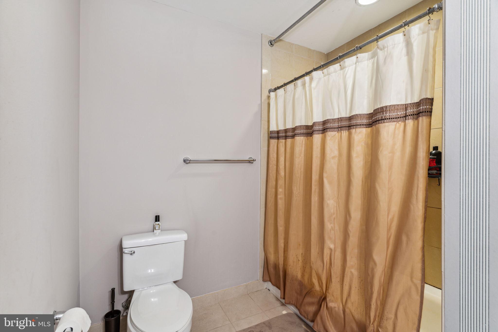 LOGAN SQUARE - Residential Lease