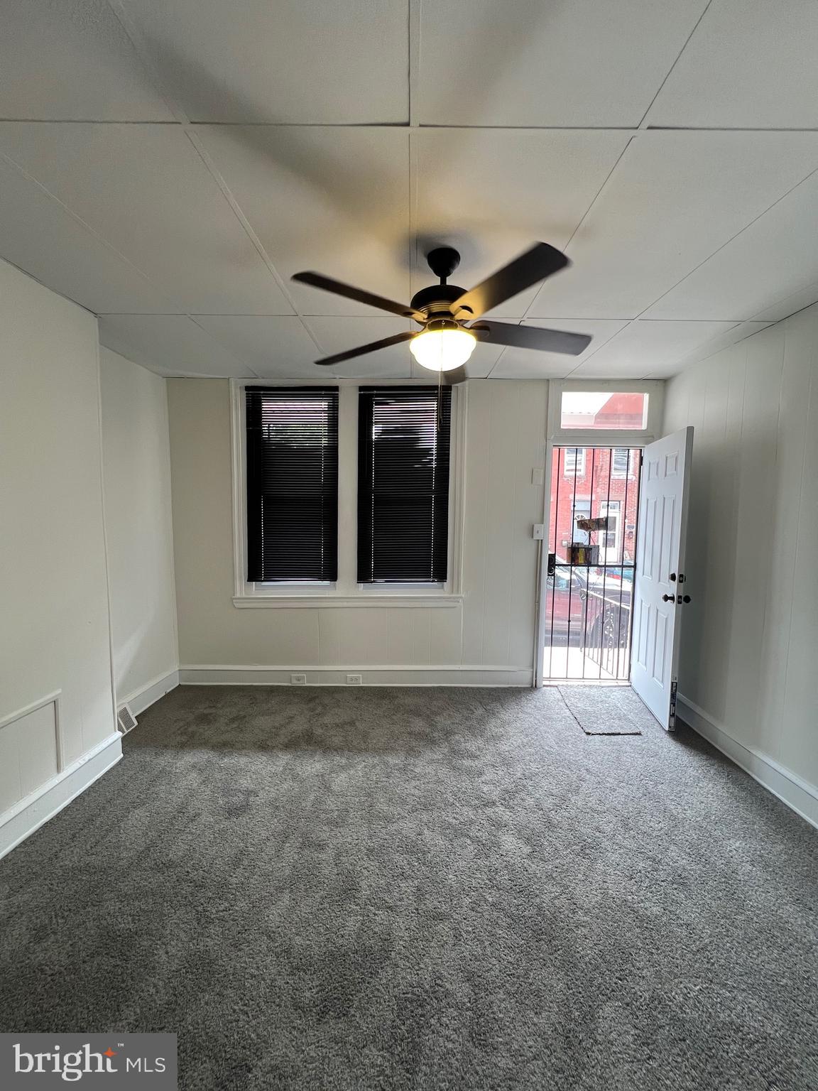 Move in ready 2 bedroom home. Great investment opportunity or a great starter home for a first time home buyer