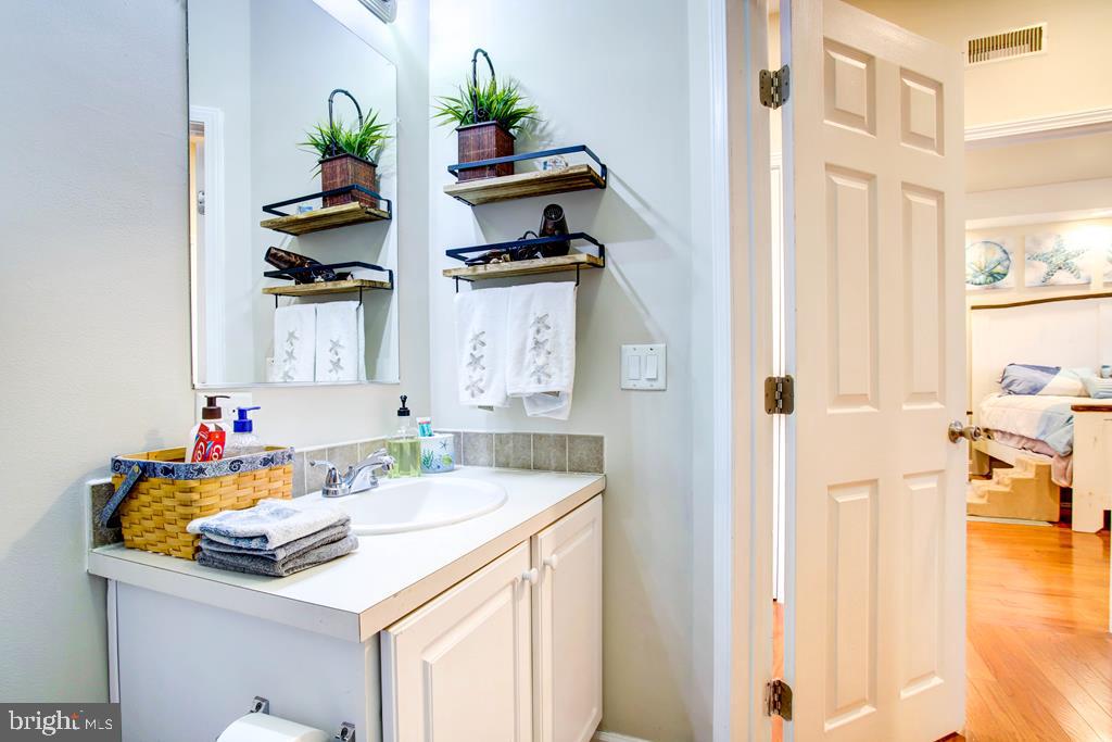 CAPTAIN'S COVE - Residential