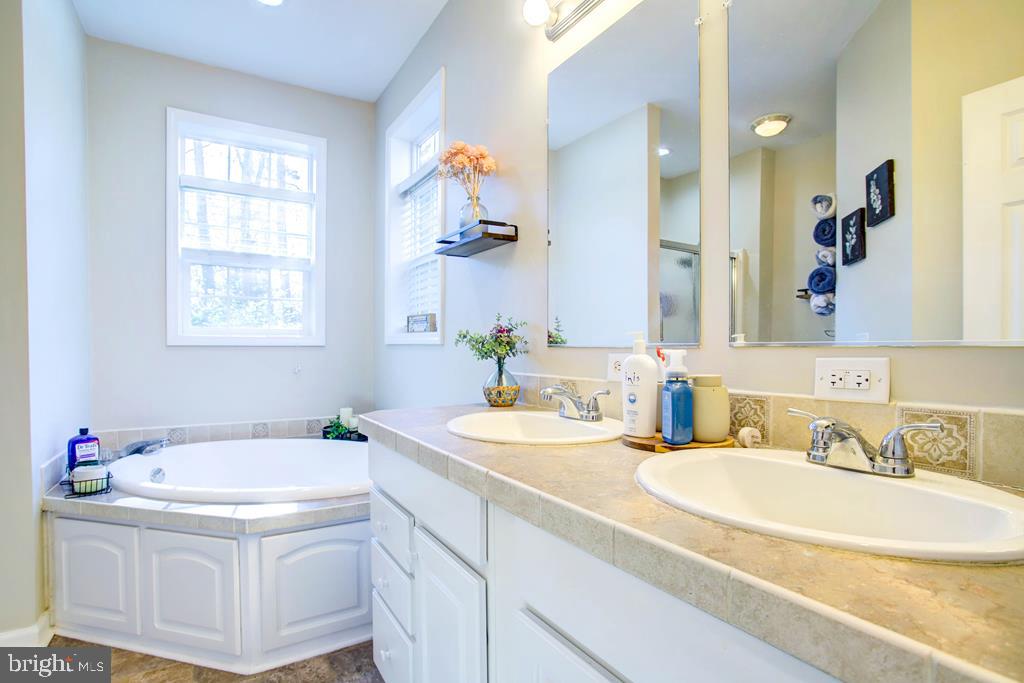 CAPTAIN'S COVE - Residential