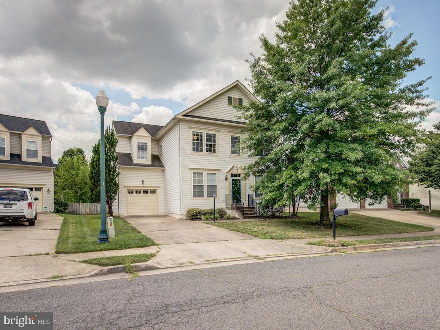 Multiple Offers received! Highest & Best due  08/23/2023 at 1:00 PM CST. 
This home style is RARELY on the market in this Independence Community. It just won't last long!
This Colonial home is located within the amenity filled community of INDEPENDENCE & features 4 Bedrooms/3.5 baths. ***The neighborhood amenities are top notch and include an outdoor pool, basketball courts, jogging/walking paths, and a tot lot/playground. This house is right on the border of Manassas & Bristow, so there are plenty of restaurants, shopping, schools, wineries, breweries, entertainment options and commercial areas nearby! Old Town Manassas is only about 15 minutes away which has a wide variety of locally owned restaurants & shops, features multiple events & festivals throughout the year, and also the VRE train station. Don't delay, check out the property today!