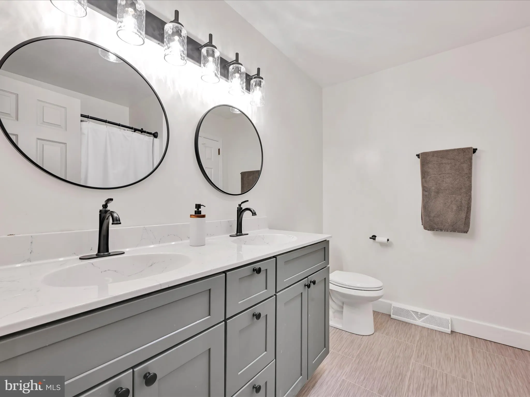 Manheim, Pennsylvania 17545, United States, 3 Bedrooms Bedrooms, ,3 BathroomsBathrooms,Residential,Pending,137693