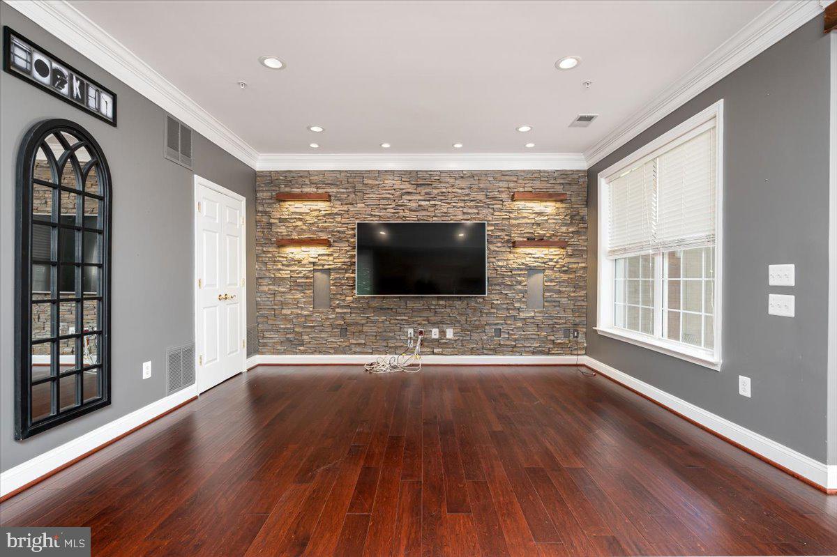 SOUTH RIVER COLONY - Residential