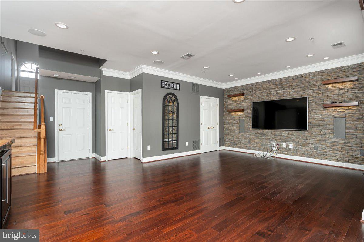 SOUTH RIVER COLONY - Residential