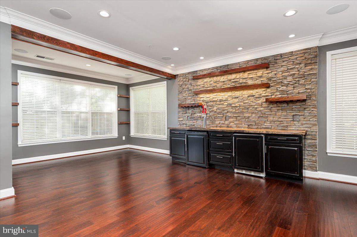 SOUTH RIVER COLONY - Residential