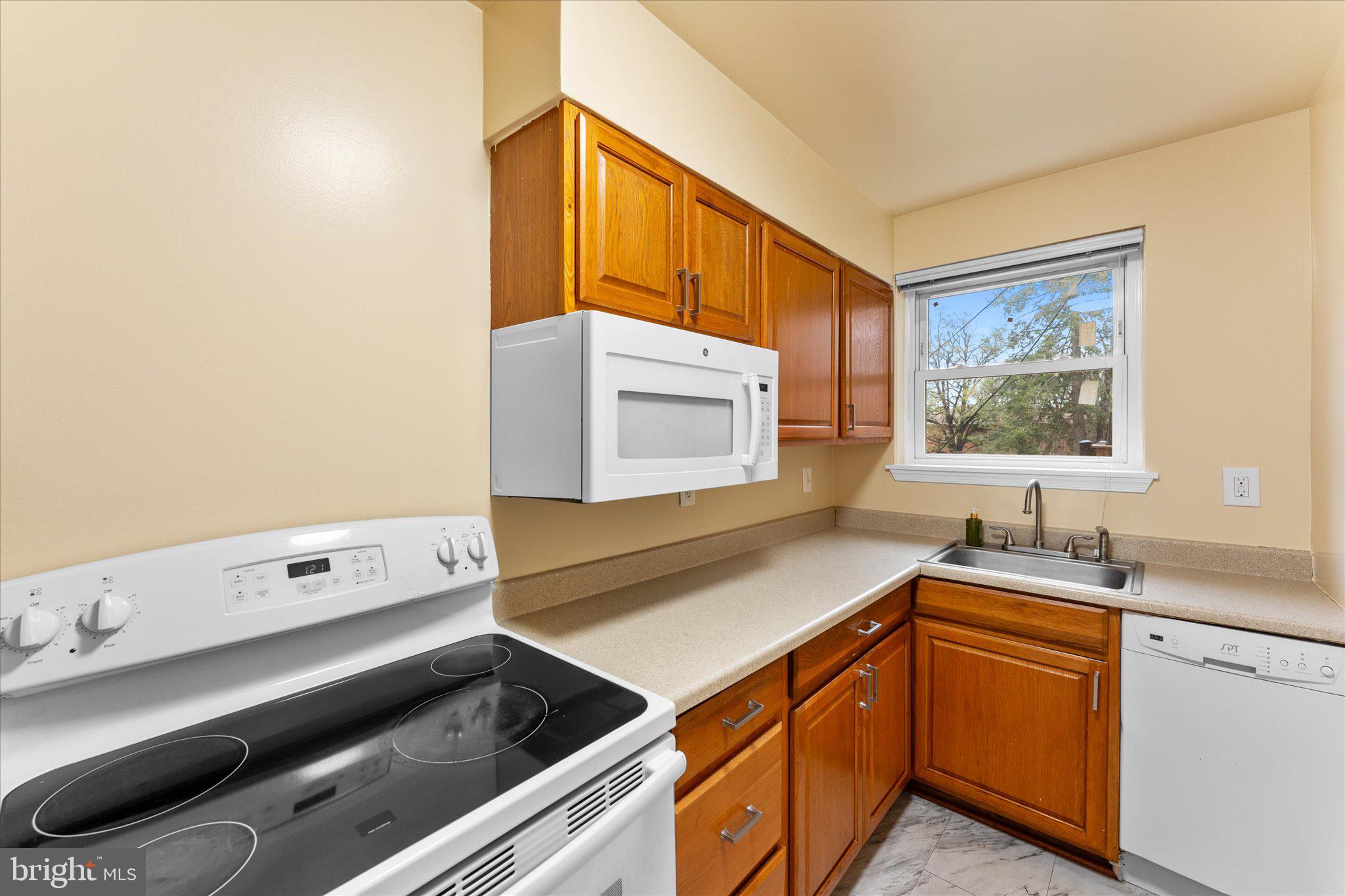 HOLLYBROOKE - Residential Lease