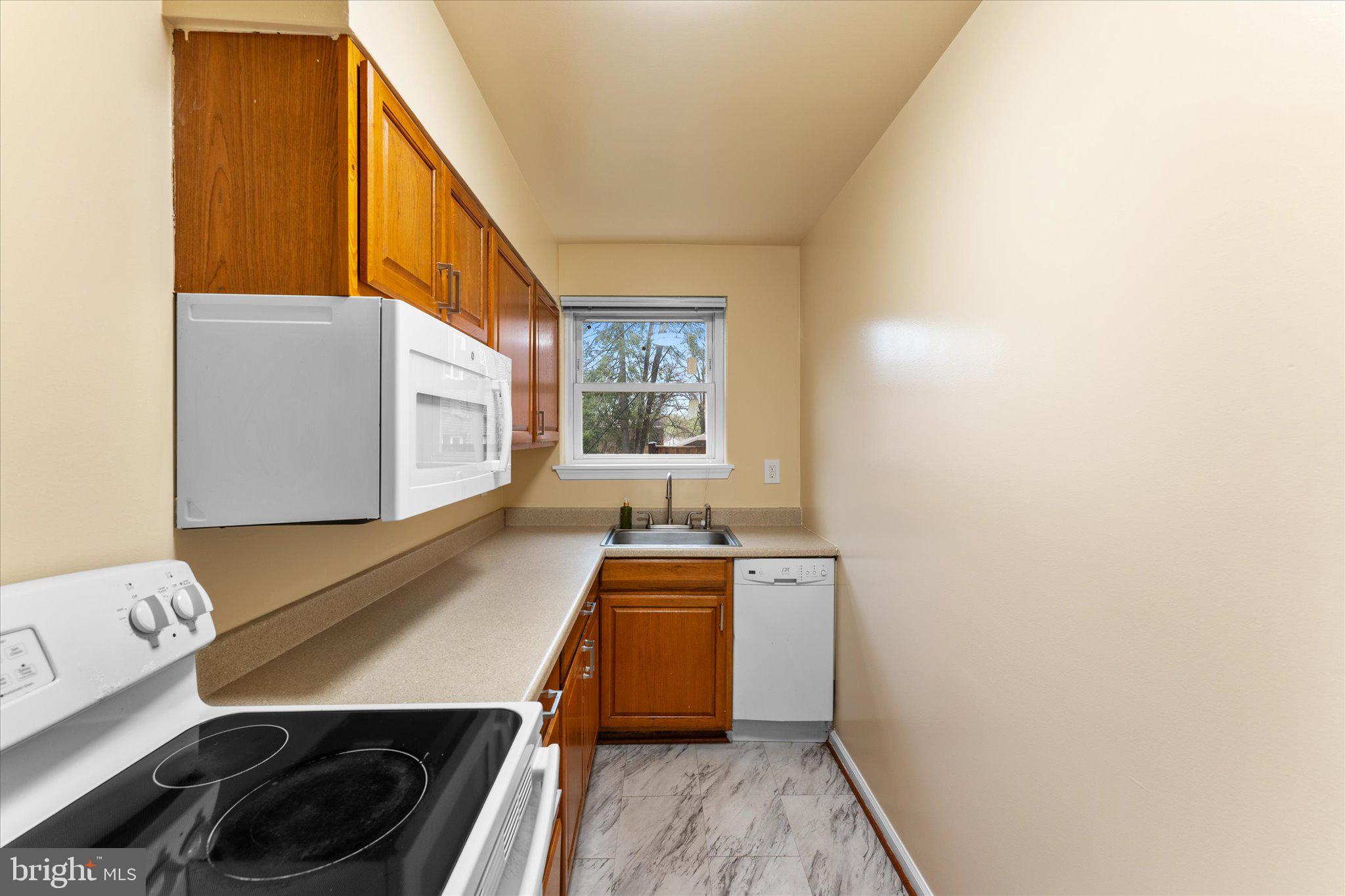 HOLLYBROOKE - Residential Lease