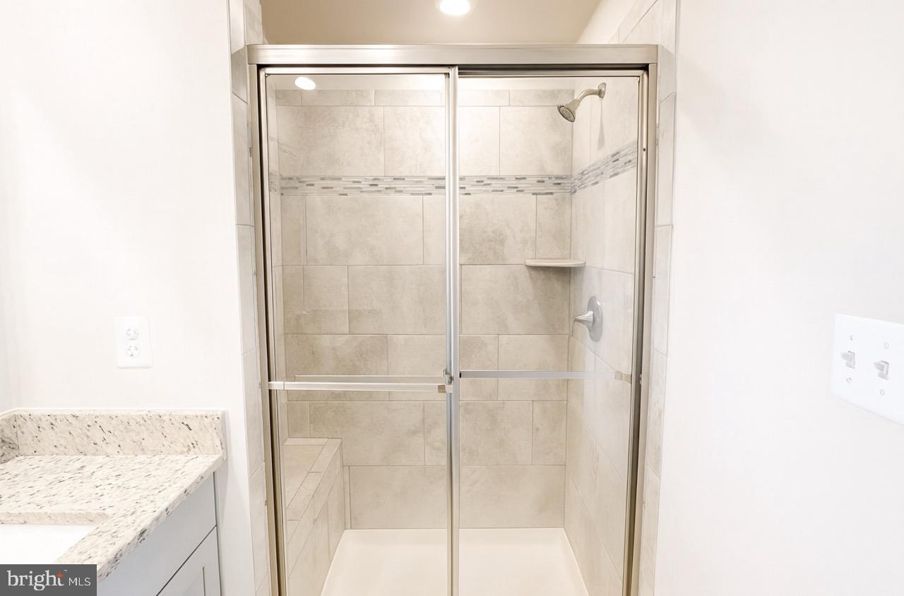 WOODS OF MYRTLE POINT - Residential Lease