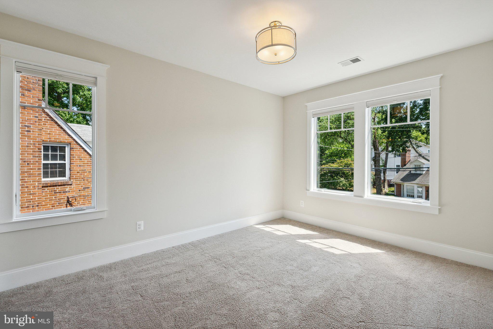 LYON VILLAGE - Residential