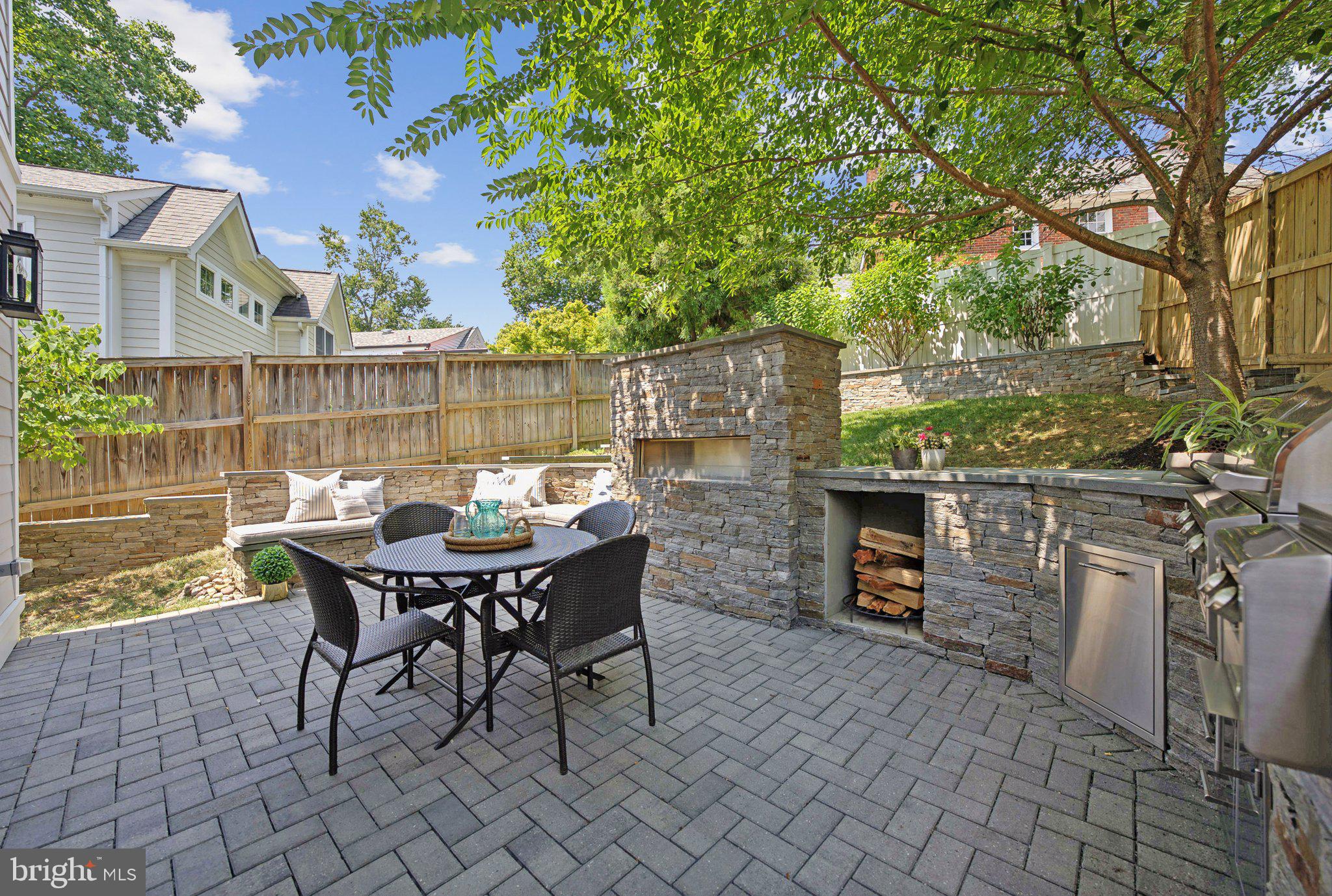 LYON VILLAGE - Residential