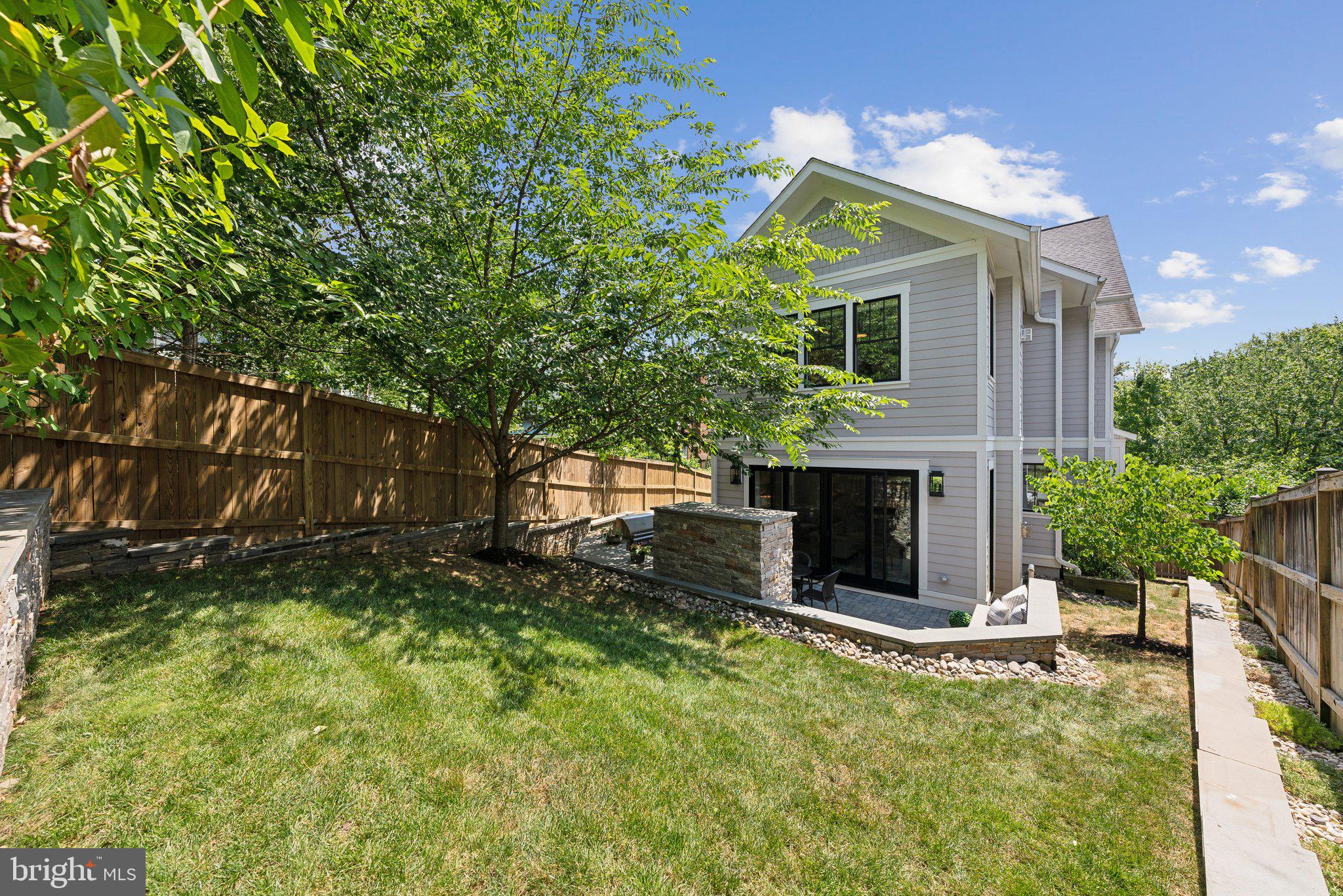 LYON VILLAGE - Residential