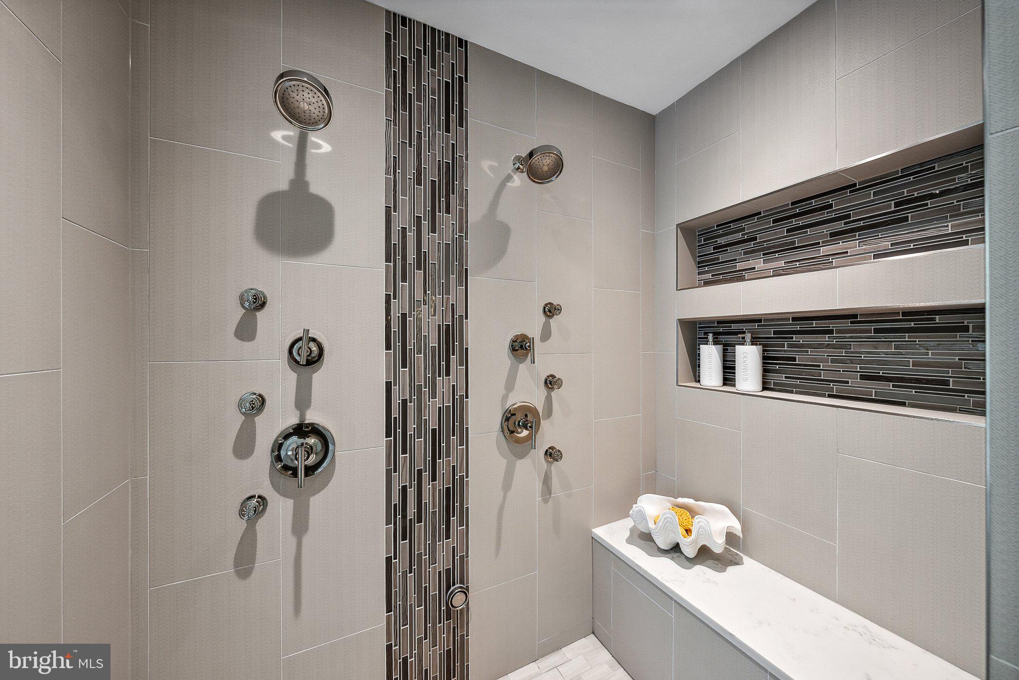 LYON VILLAGE - Residential