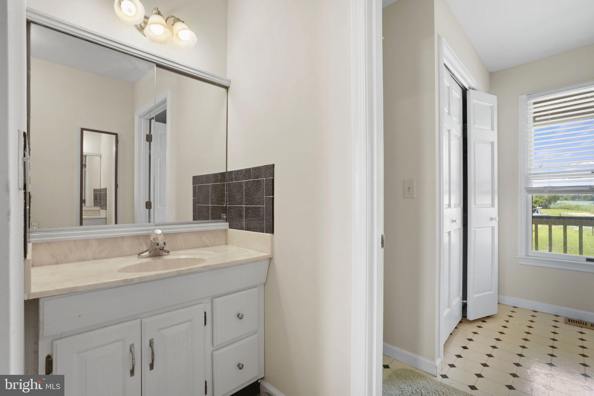 CAPTAIN'S COVE - Residential