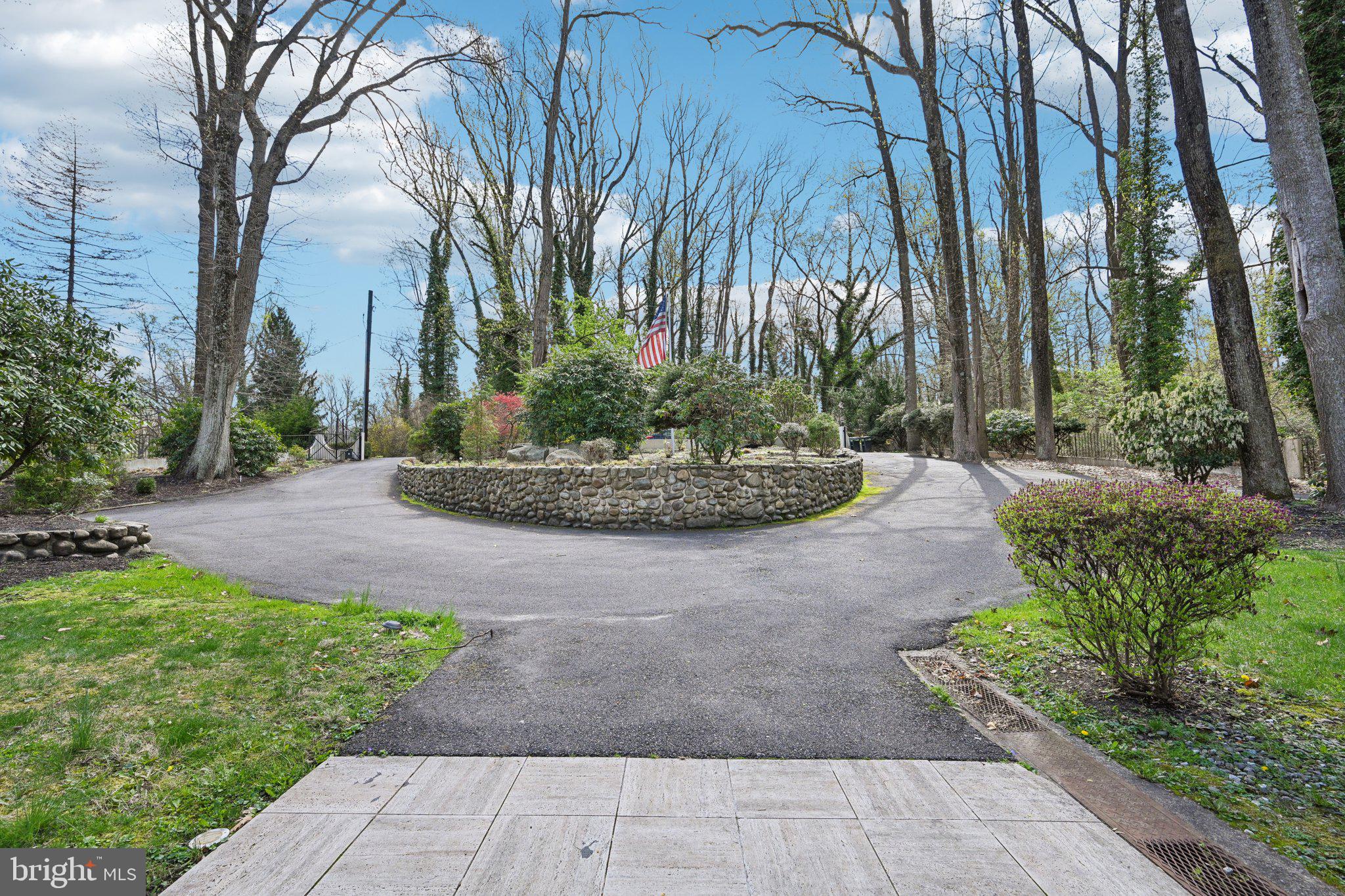 1121 WINDING DRIVE