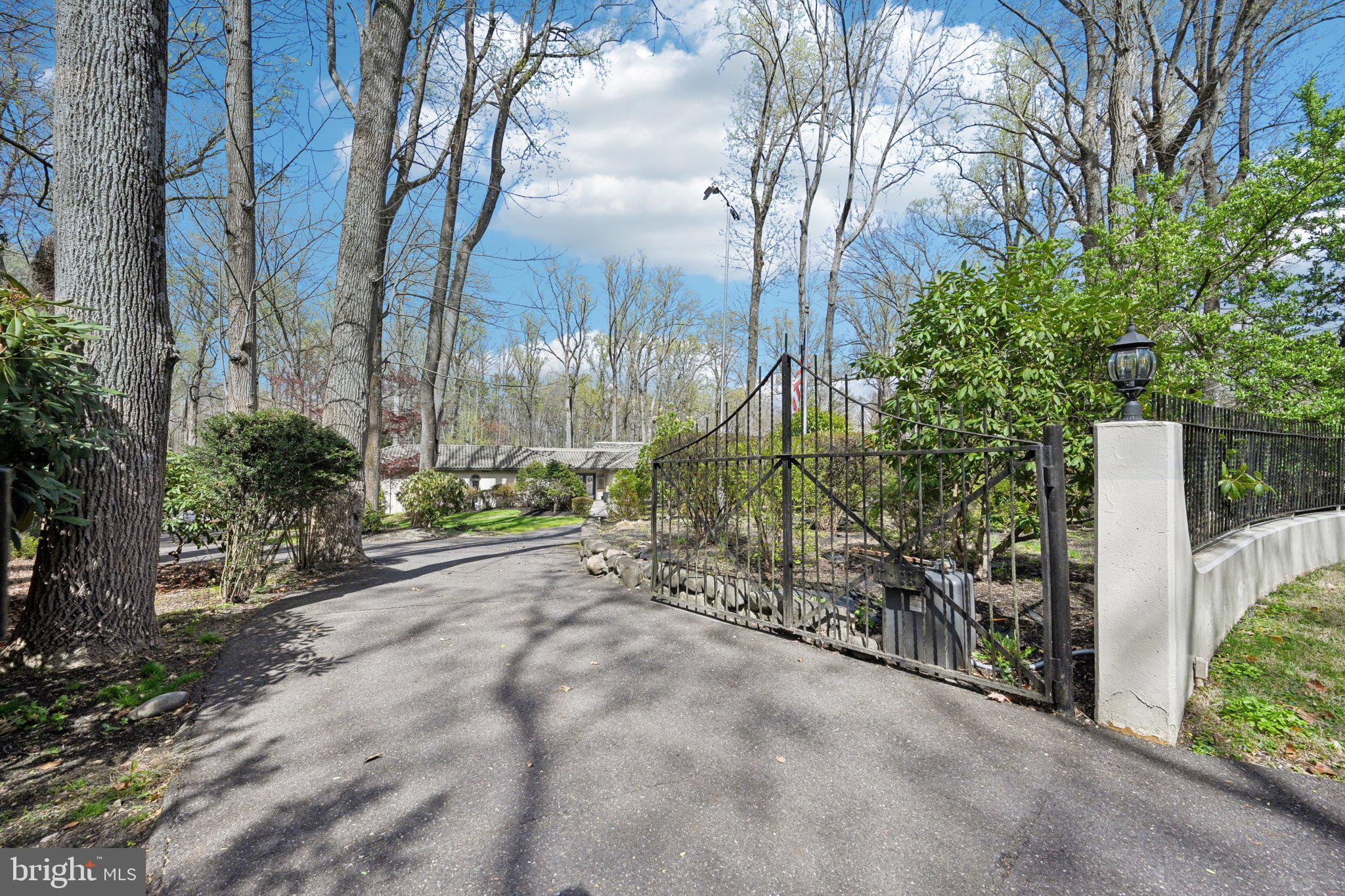 1121 WINDING DRIVE