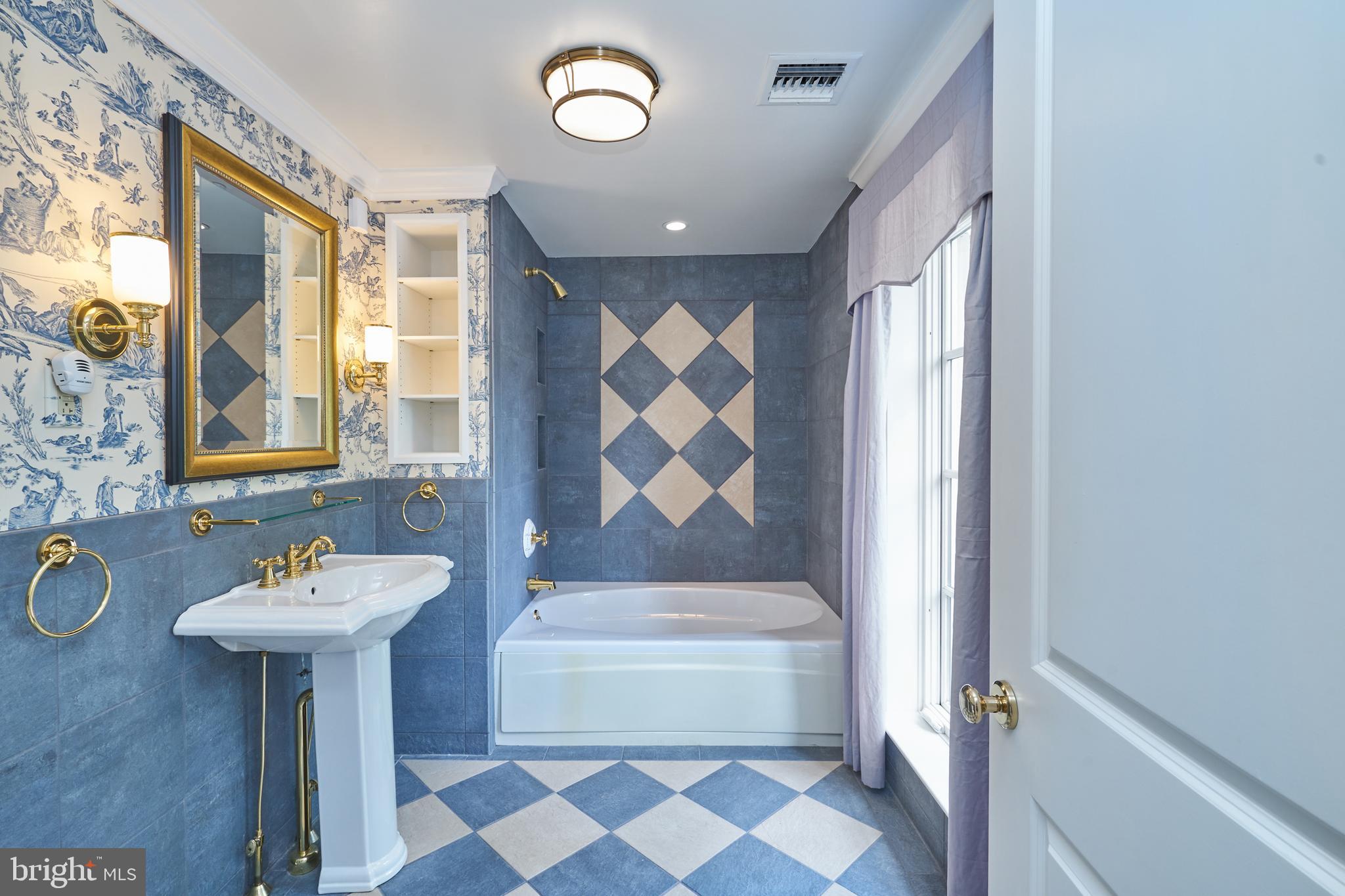 CHESTNUT HILL - Residential