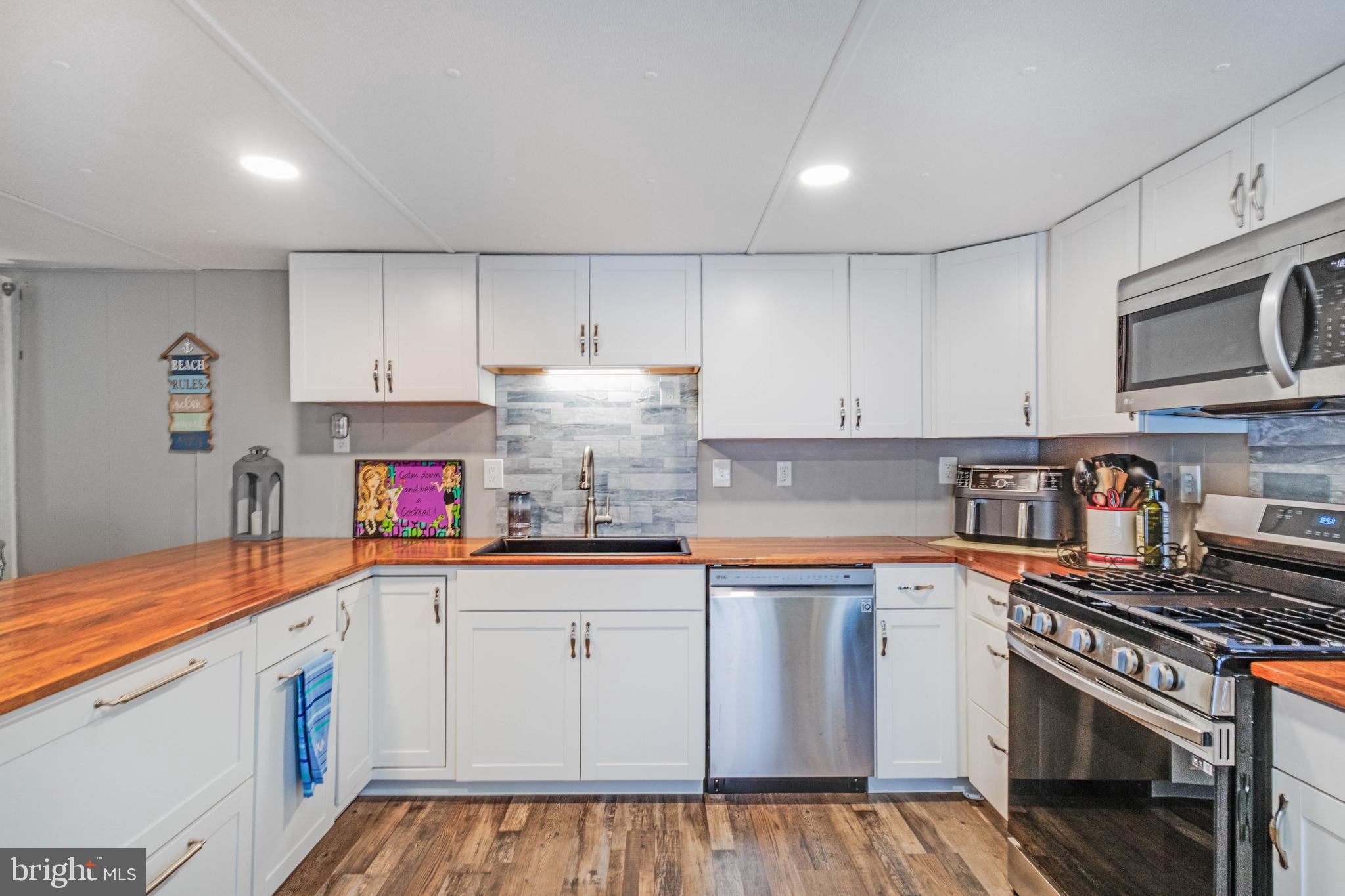12 CARRIAGE LANE 17706