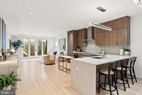 32 KINGS COURT SE WASHINGTON DC 20003