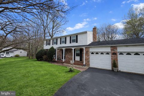 Photo of 9301 Willow Pond Lane, BURKE, VA 22015 (MLS # VAFX2299884)