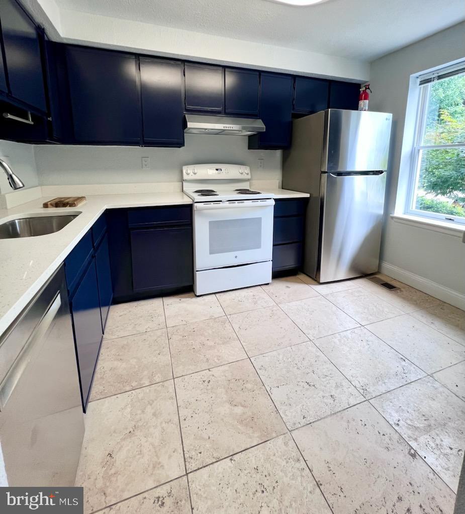 GUNNERS LAKE VILLAGE - Residential Lease