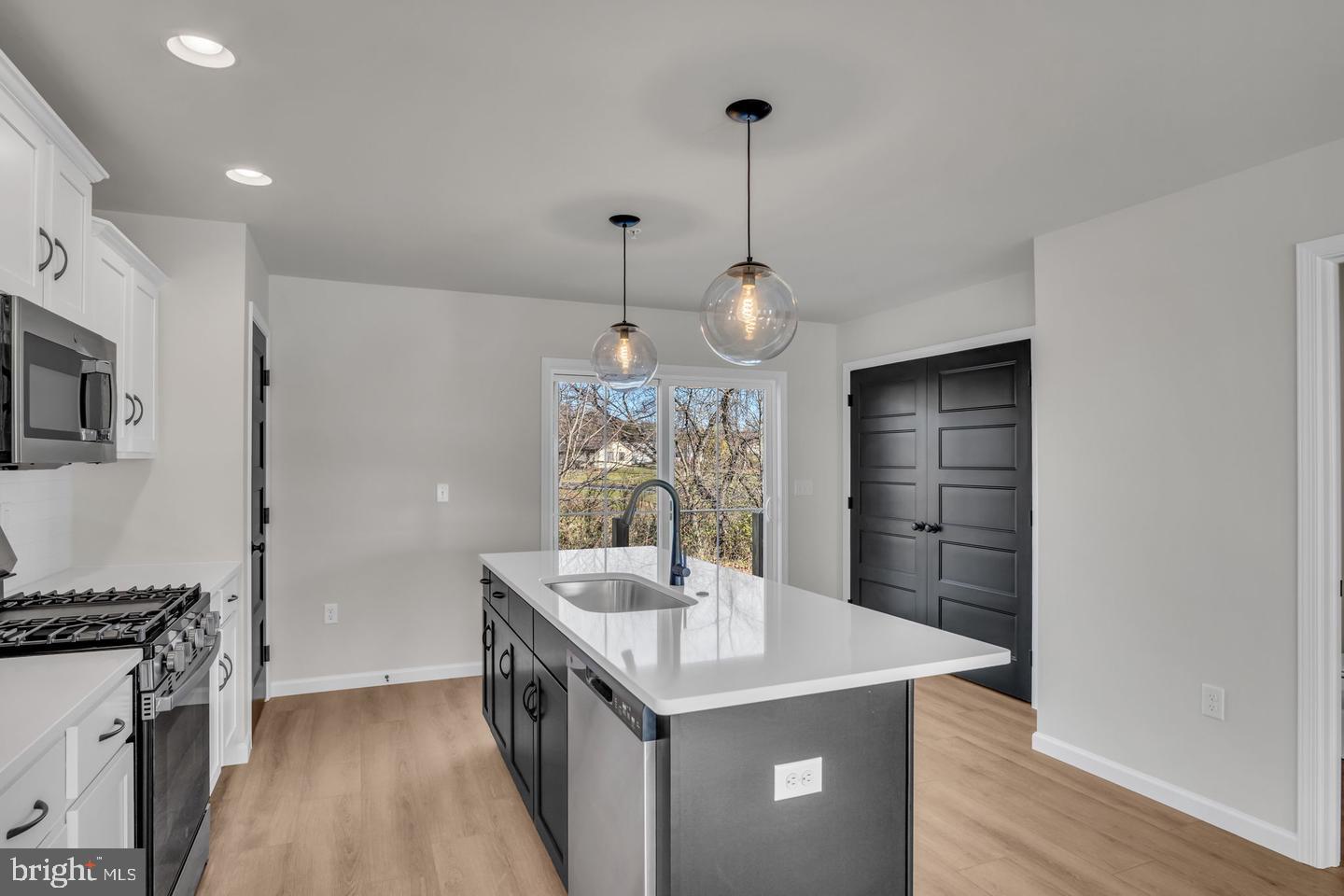 18 MORGAN CIRCLE 006-01