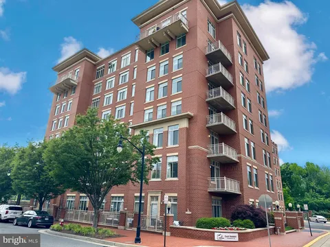 4490 Market Commons Drive Unit 302, Fairfax, VA MLS: VAFX2293868