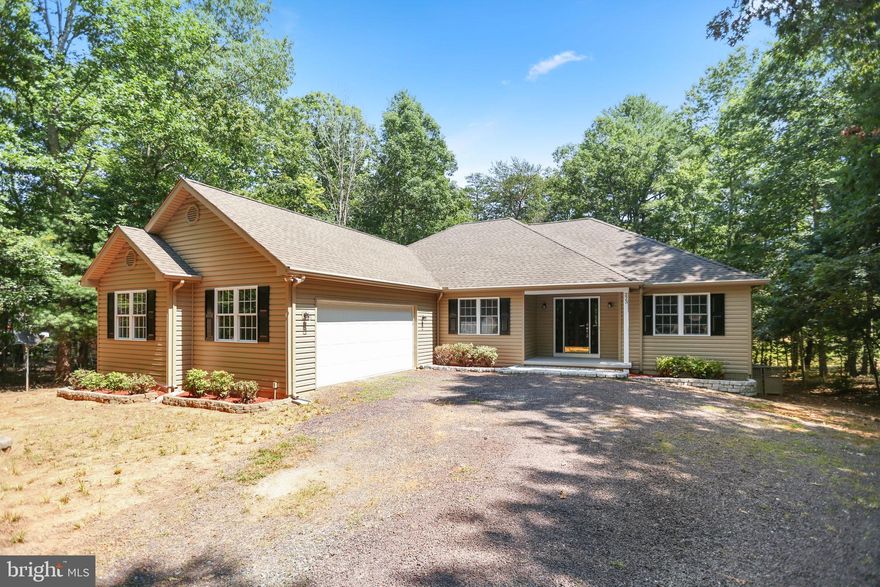 Gorgeous Single-Family Home in Gated Community. New Carpet, Fresh Paint, Re Finished Hardwood Floors,
Upgraded Counter Tops, Walk in Closet, Primary Bath, Fully Finished Walkout Basements. Lots of Association Amenities. Must See!