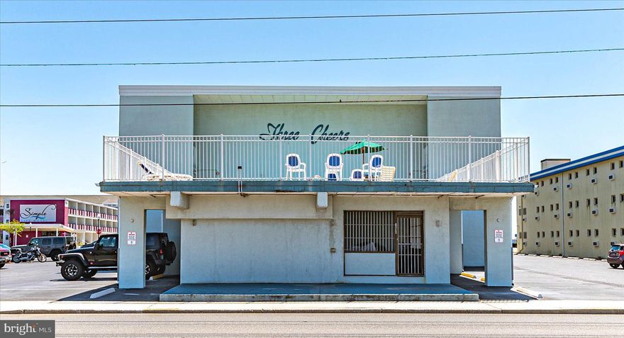 Cute efficiency just a block to the beach! Make this your beach getaway and enjoy the easy living - low condo fees, community pool, off street parking and much more.  There is a queen size murphy bed that allows for more space when you need it, full kitchen, living room and full bath.  When you can't get down to enjoy it, feel free to add it into a rental program for an easy investment property.  Check it out today and enjoy all summer long!