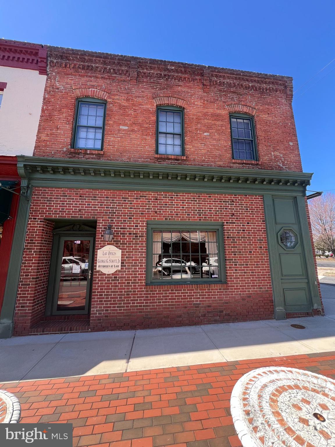 Main image without alt text