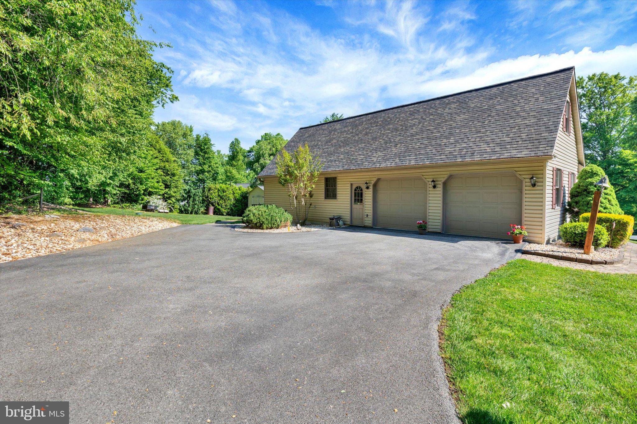 6 SHENKS WOOD COURT