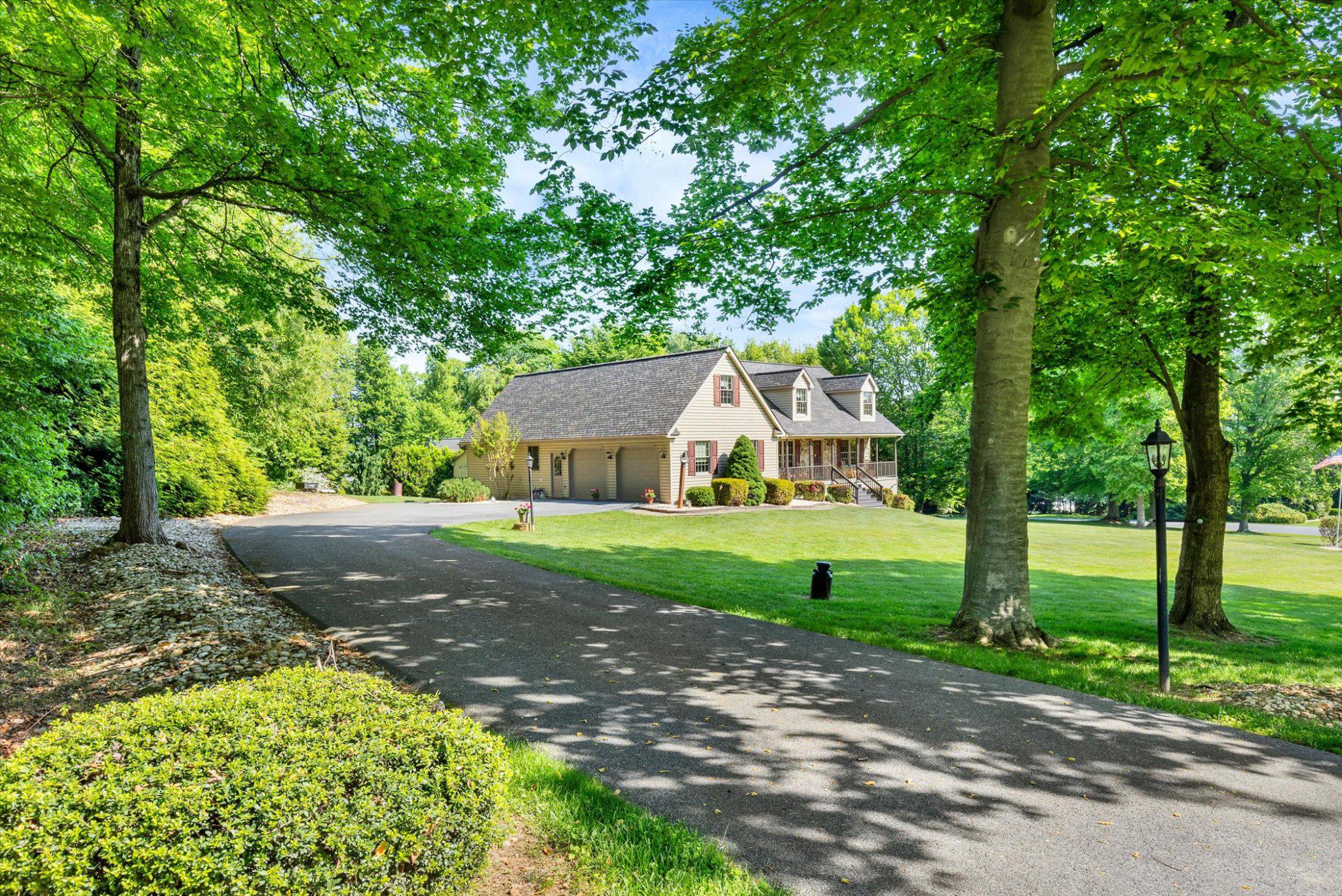 6 SHENKS WOOD COURT