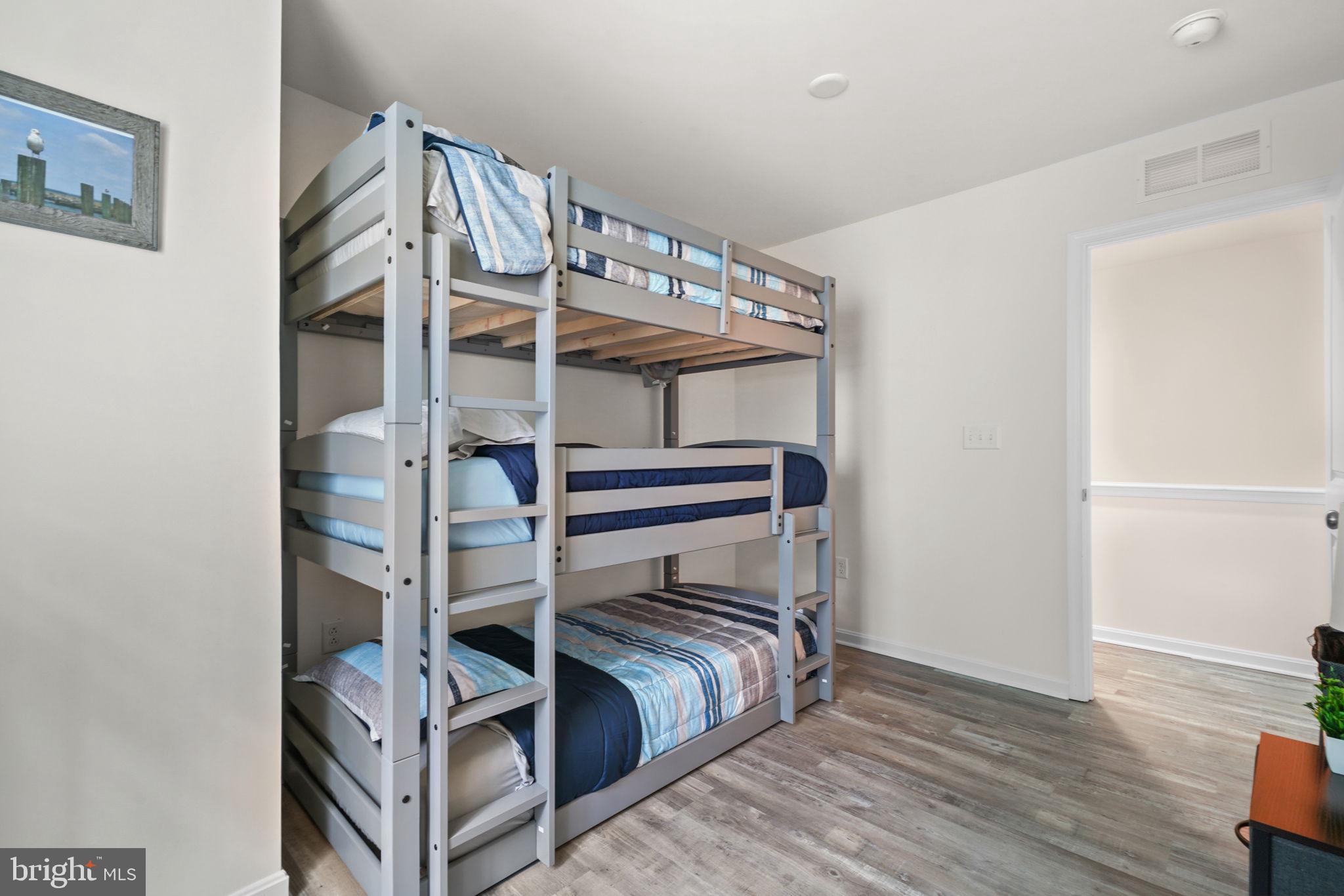 CAPTAIN'S COVE - Residential