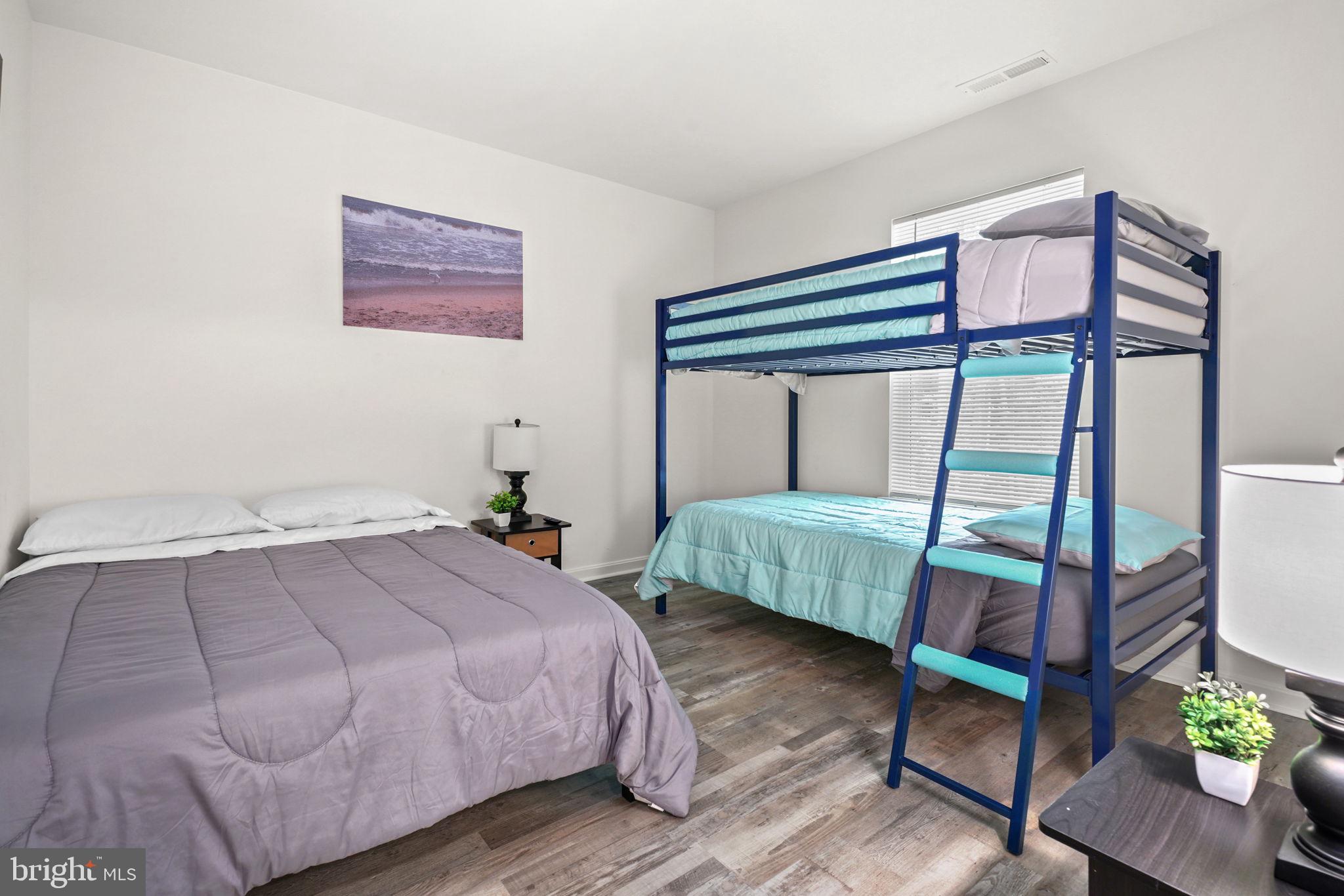 CAPTAIN'S COVE - Residential