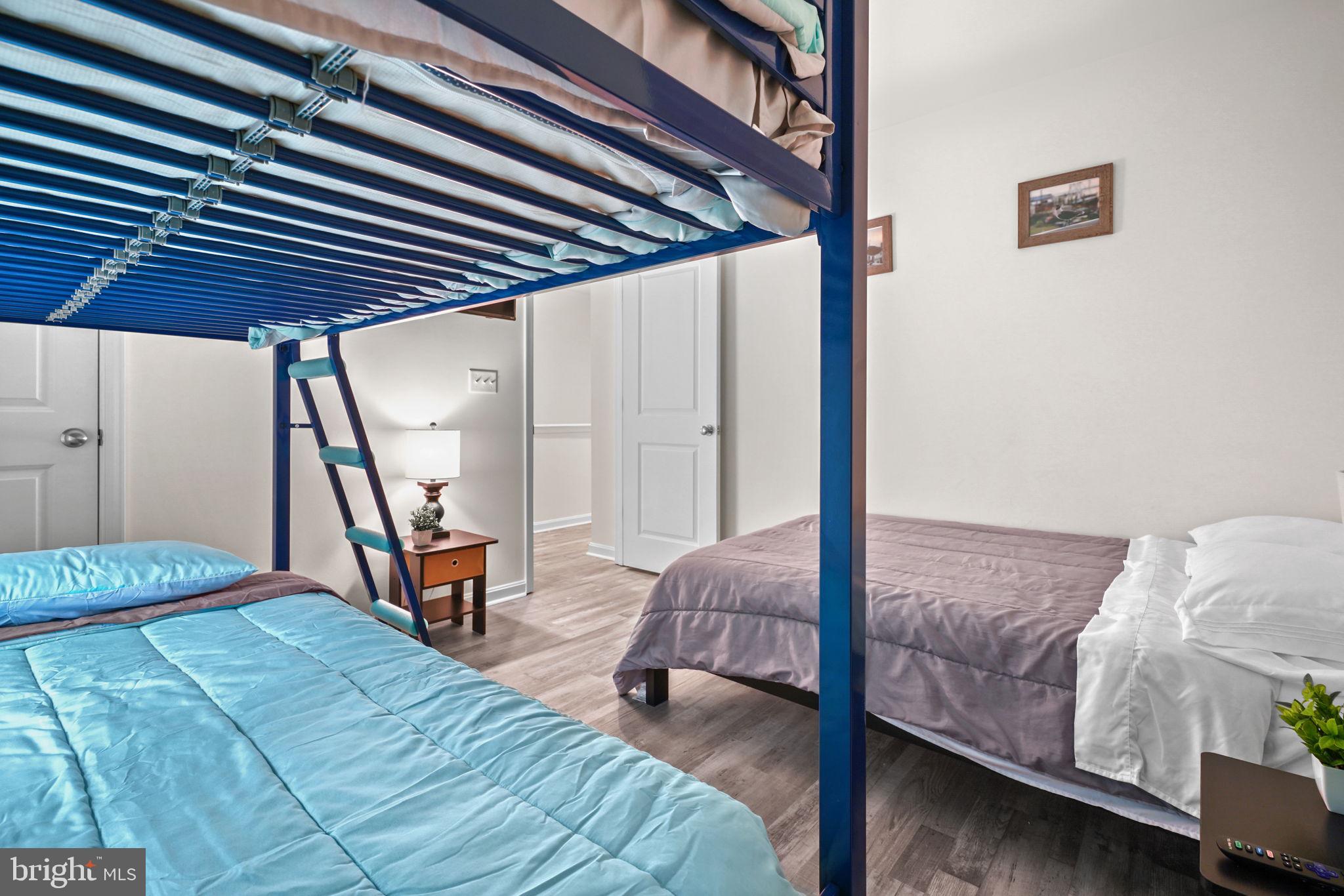 CAPTAIN'S COVE - Residential