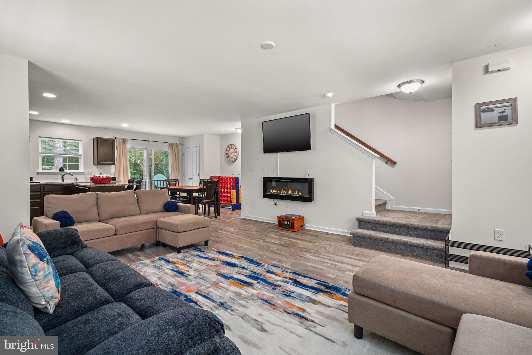 CAPTAIN'S COVE - Residential