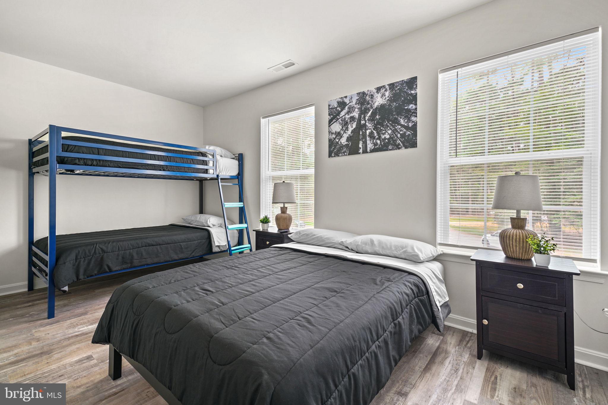 CAPTAIN'S COVE - Residential