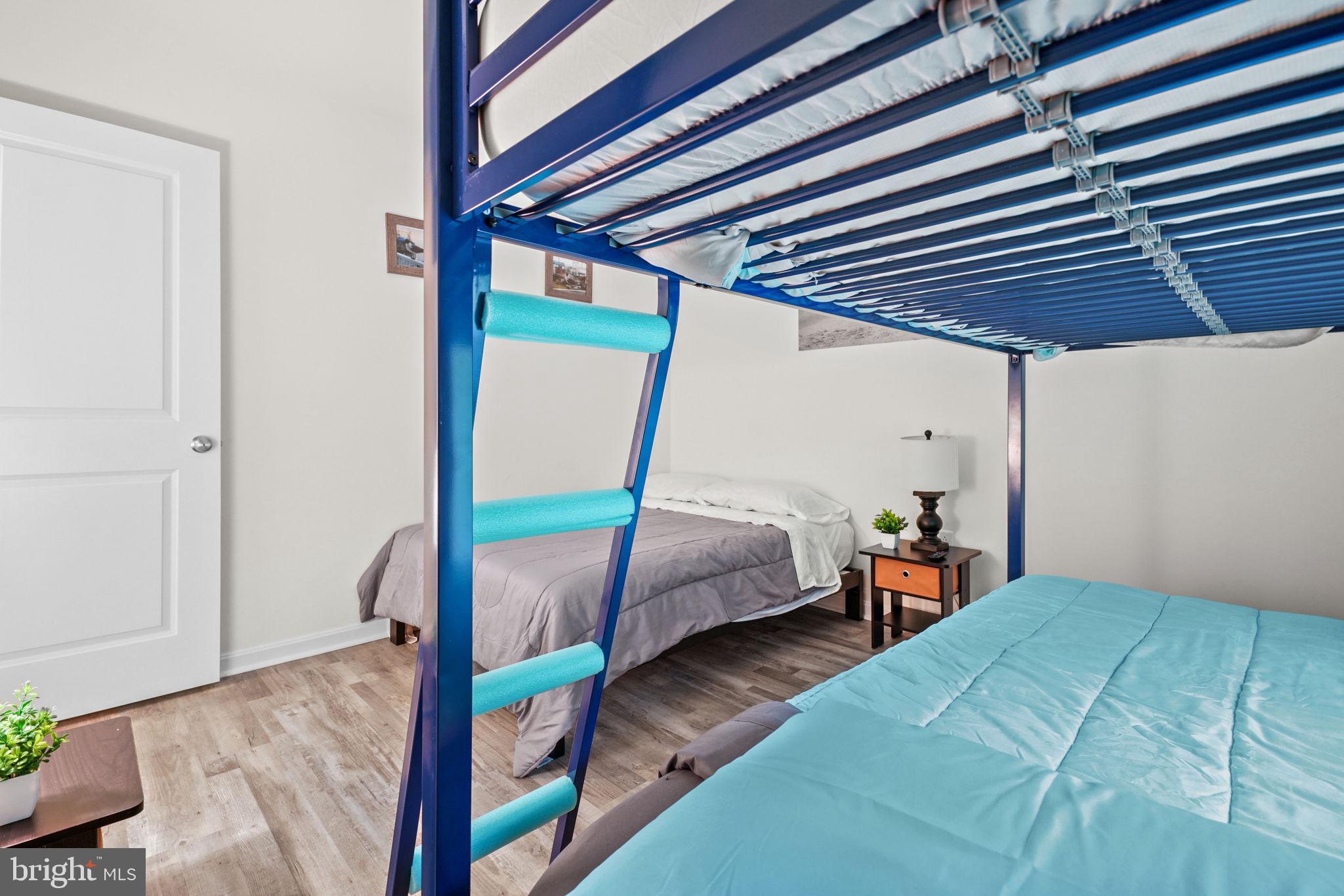 CAPTAIN'S COVE - Residential