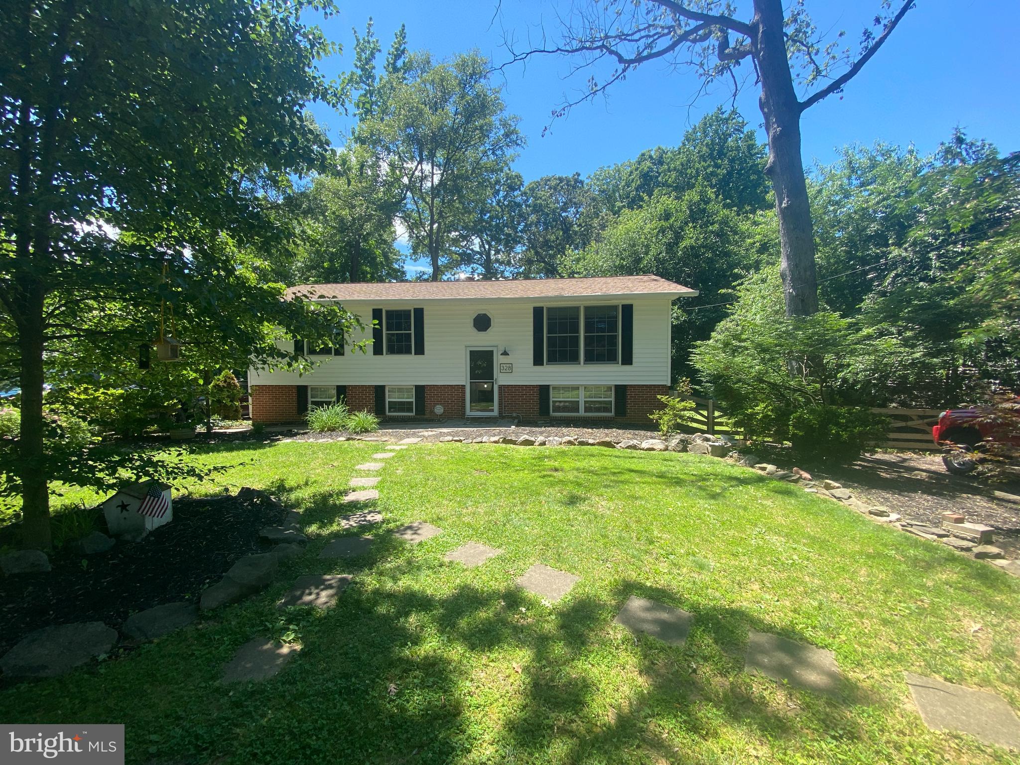 HILLSMERE ESTATES - Residential Lease