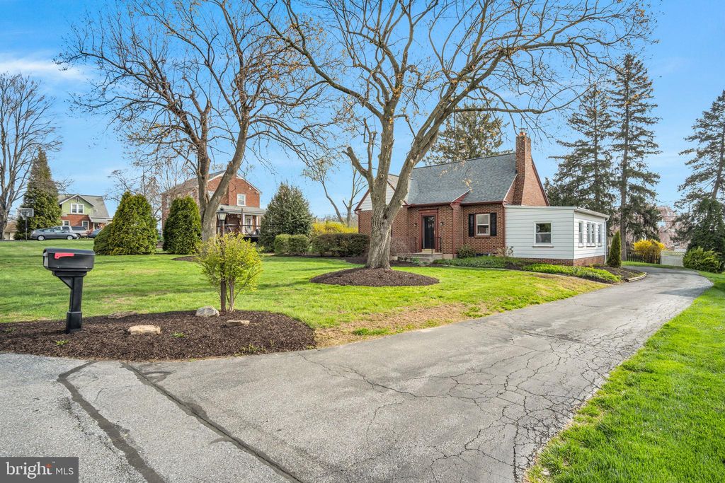 Photo of 739 Pearl Avenue, MANHEIM, PA 17545 (MLS # PALA2086010)