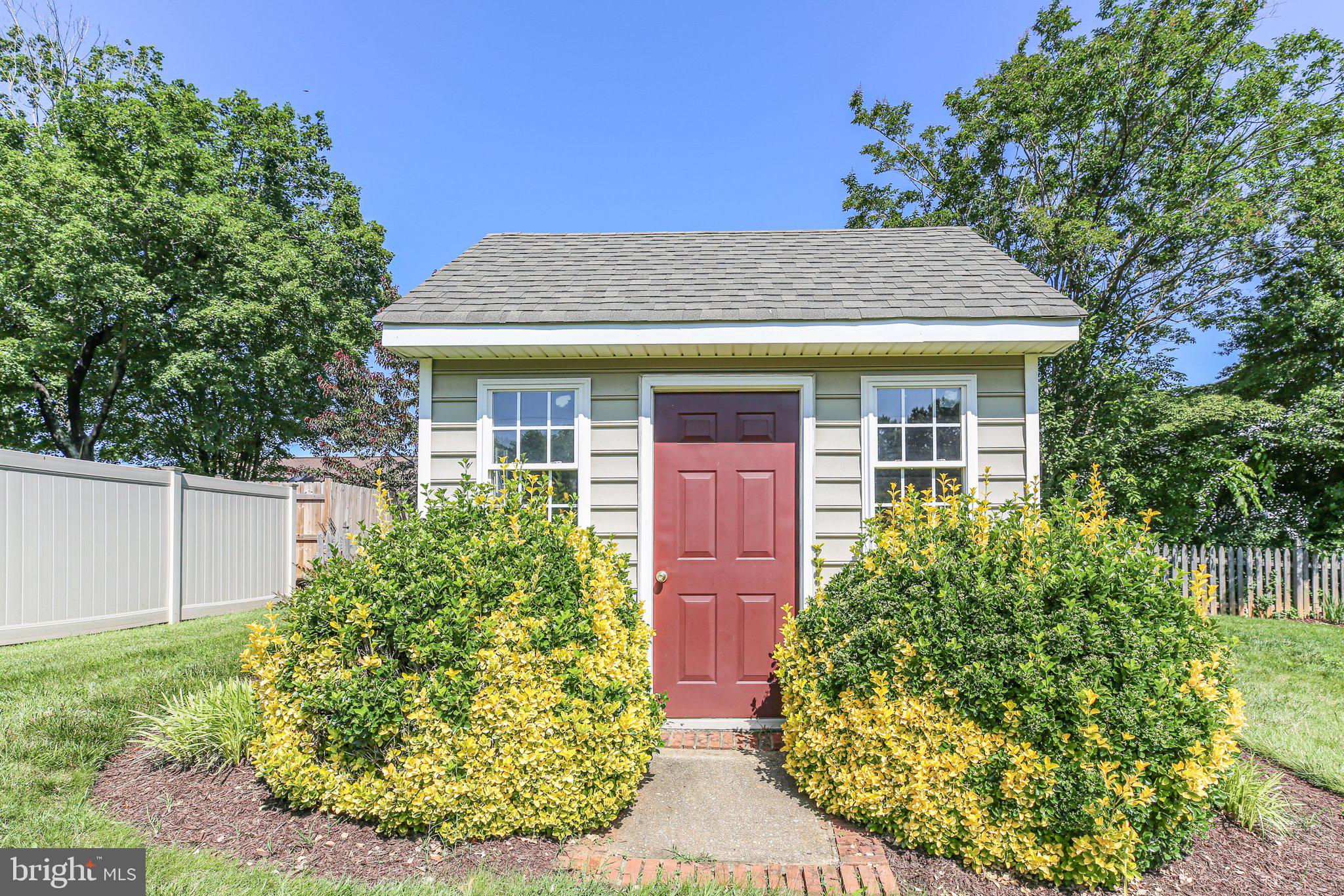 COUNTRY CLUB ESTATES - Residential