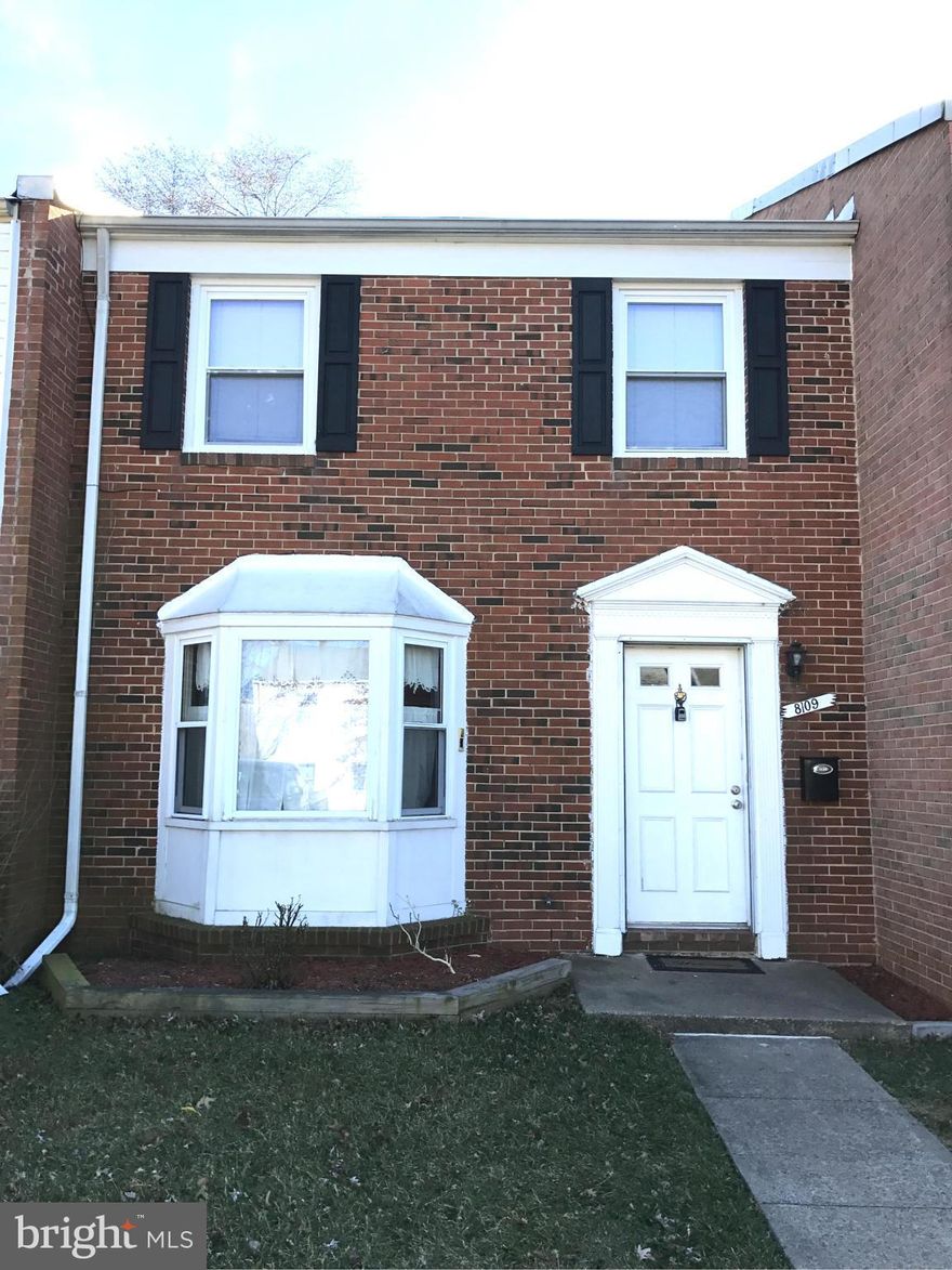 Nice townhouse 3 BR, 1FB, 1HB at Irongate in move-in condition! hardwood flooring w/ ceramic tile eat-in kitchen and baths. Nice position in a  cul-de-sac with large front & rear yard and good sunlight.