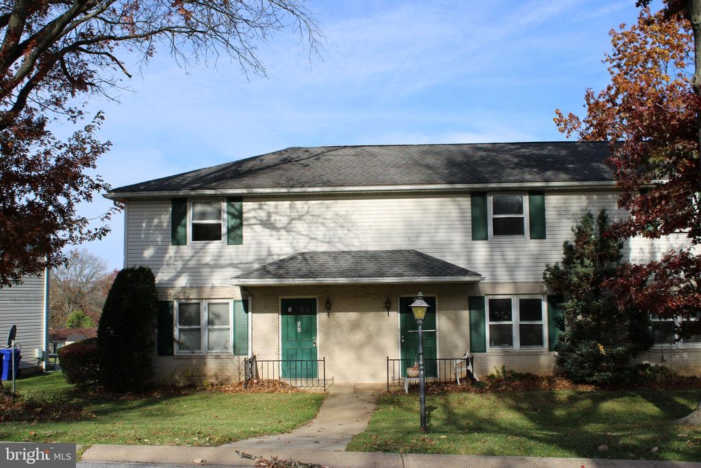 Photo of 141 Oak Manor Drive, YORK, PA 17402 (MLS # PAYK2093962)