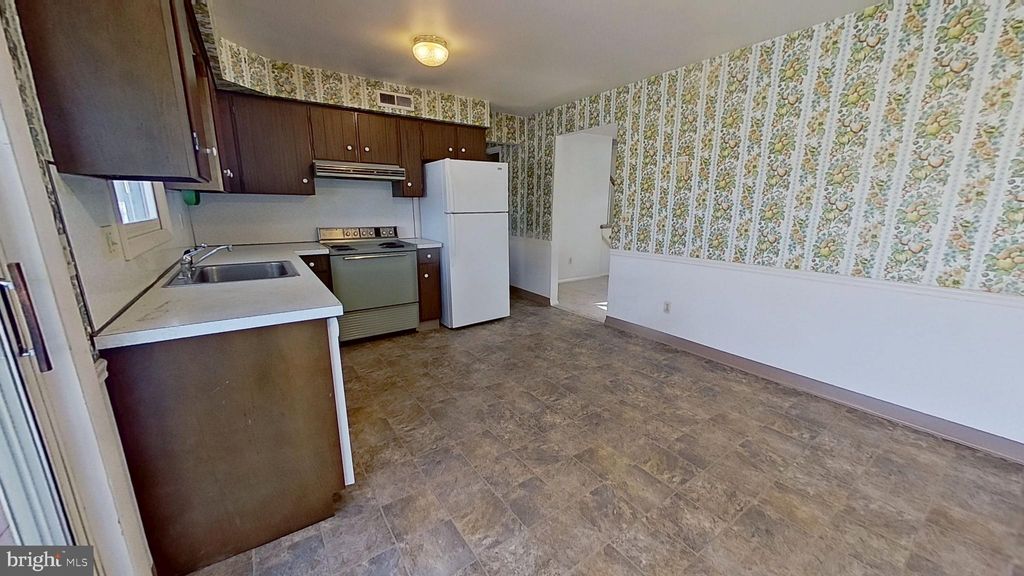 Photo of 141 Oak Manor Drive, YORK, PA 17402 (MLS # PAYK2093962)