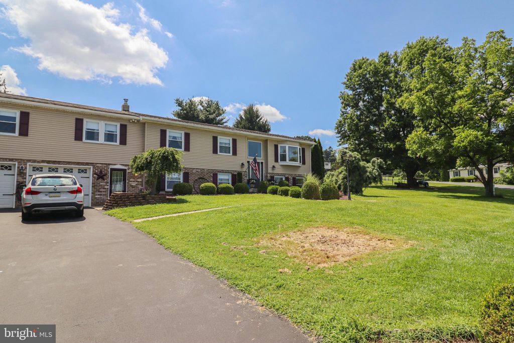 Photo of 170 Donrene Rd, MOUNT WOLF, PA 17347 (MLS # PAYK2085744)