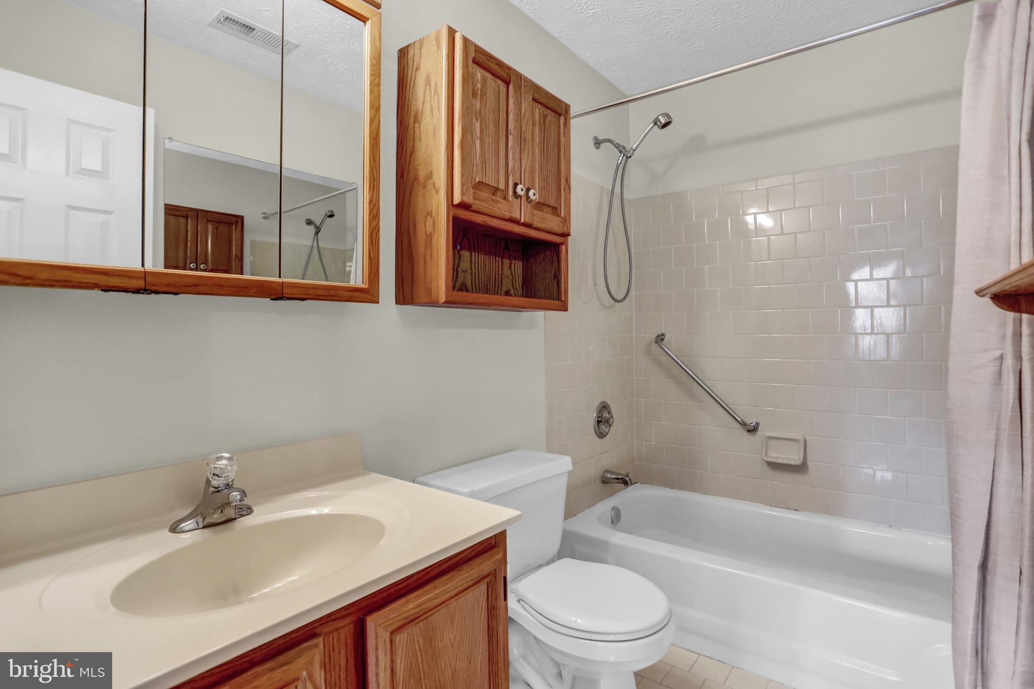 THE COURTYARDS AT POND - Residential